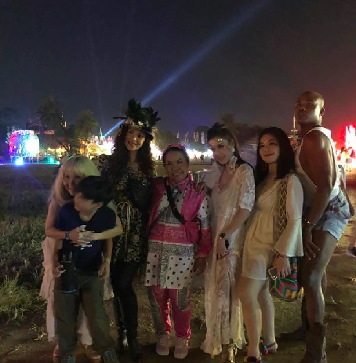 ส่องแฟชั่นสุดชิคของเหล่าคนบันเทิง ต่างจัดเต็มร่วมงาน Wonderfruit 2018