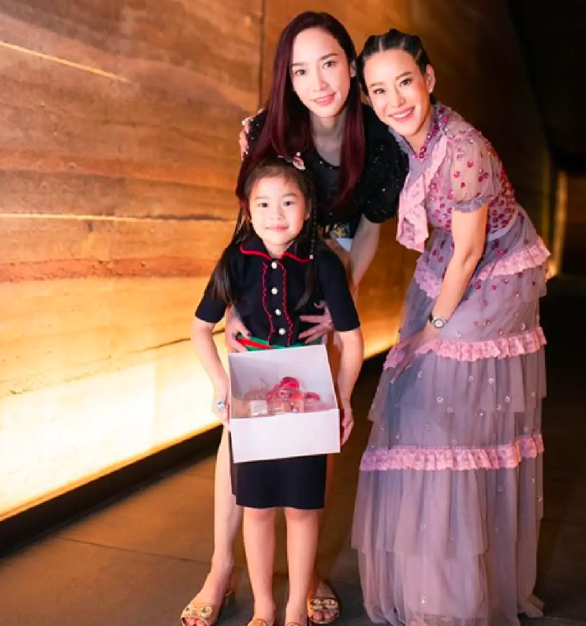 ทุ่มสุดตัวเพื่อเพื่อนรัก! “อั้ม” เผยคลิปเบื้องหลังเซอร์ไพรส์วันเกิด “หนิง”