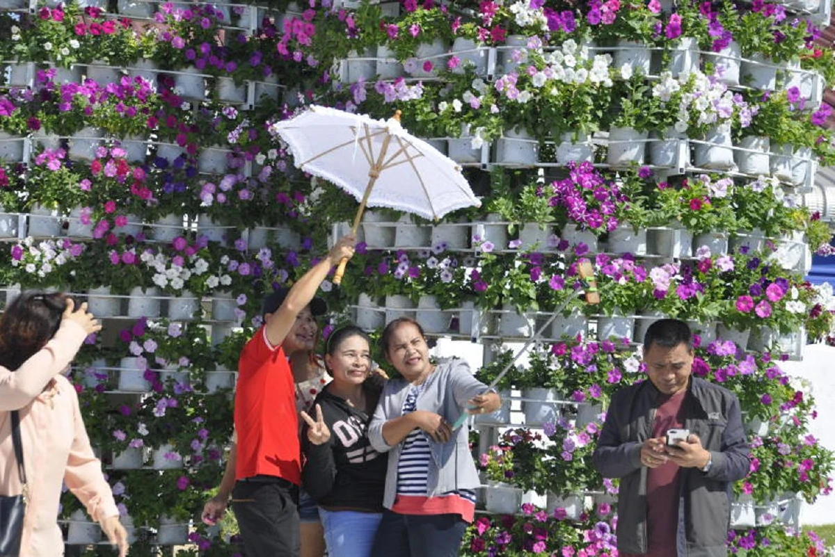 พลิกผืนนา 2 ไร่สู้วิกฤต เนรมิตสวนดอกไม้ผสมสวนเกษตร