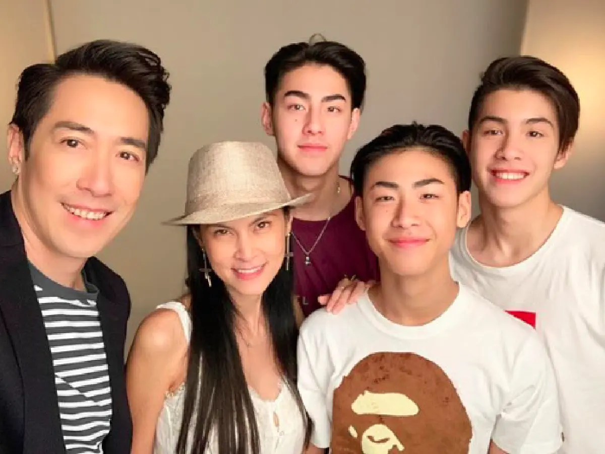 “ปิ่น” อวดหุ่นสุดแซ่บในชุดบิกินีตัวจิ๋ว  สีขาว นอนถ่ายรูปคู่กับ "น้องเจ้าขุน” ขณะล่องเรือเที่ยวทะเล