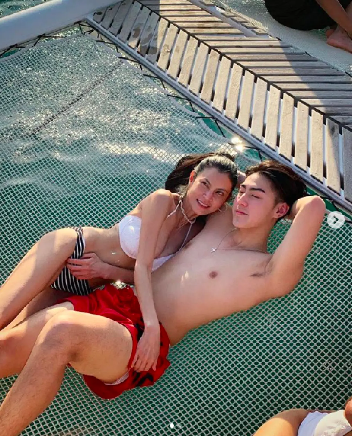 “ปิ่น” อวดหุ่นสุดแซ่บในชุดบิกินีตัวจิ๋ว  สีขาว นอนถ่ายรูปคู่กับ "น้องเจ้าขุน” ขณะล่องเรือเที่ยวทะเล