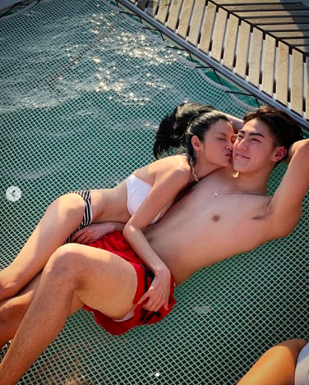 “ปิ่น” อวดหุ่นสุดแซ่บในชุดบิกินีตัวจิ๋ว  สีขาว นอนถ่ายรูปคู่กับ "น้องเจ้าขุน” ขณะล่องเรือเที่ยวทะเล