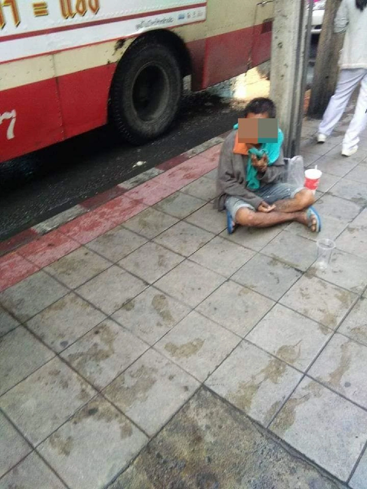 คนจนผู้ยิ่งใหญ่! ไร้บ้านแต่ไม่แล้งน้ำใจร่วมบริจาคช่วยเหลือโรงเรียน