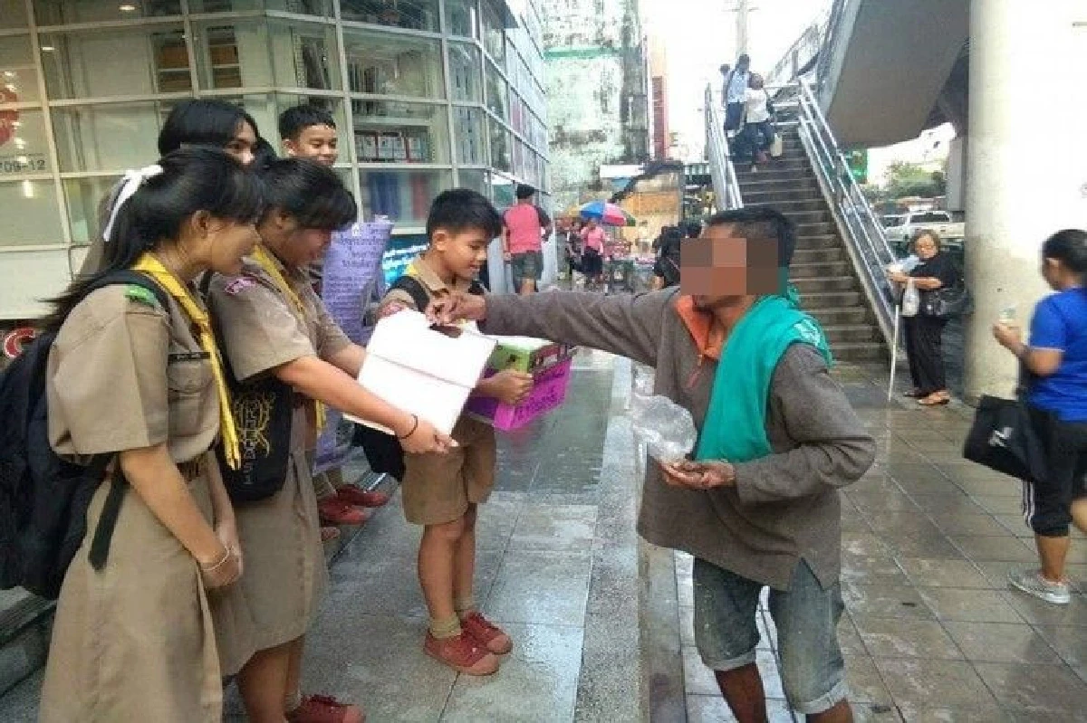 คนจนผู้ยิ่งใหญ่! ไร้บ้านแต่ไม่แล้งน้ำใจร่วมบริจาคช่วยเหลือโรงเรียน