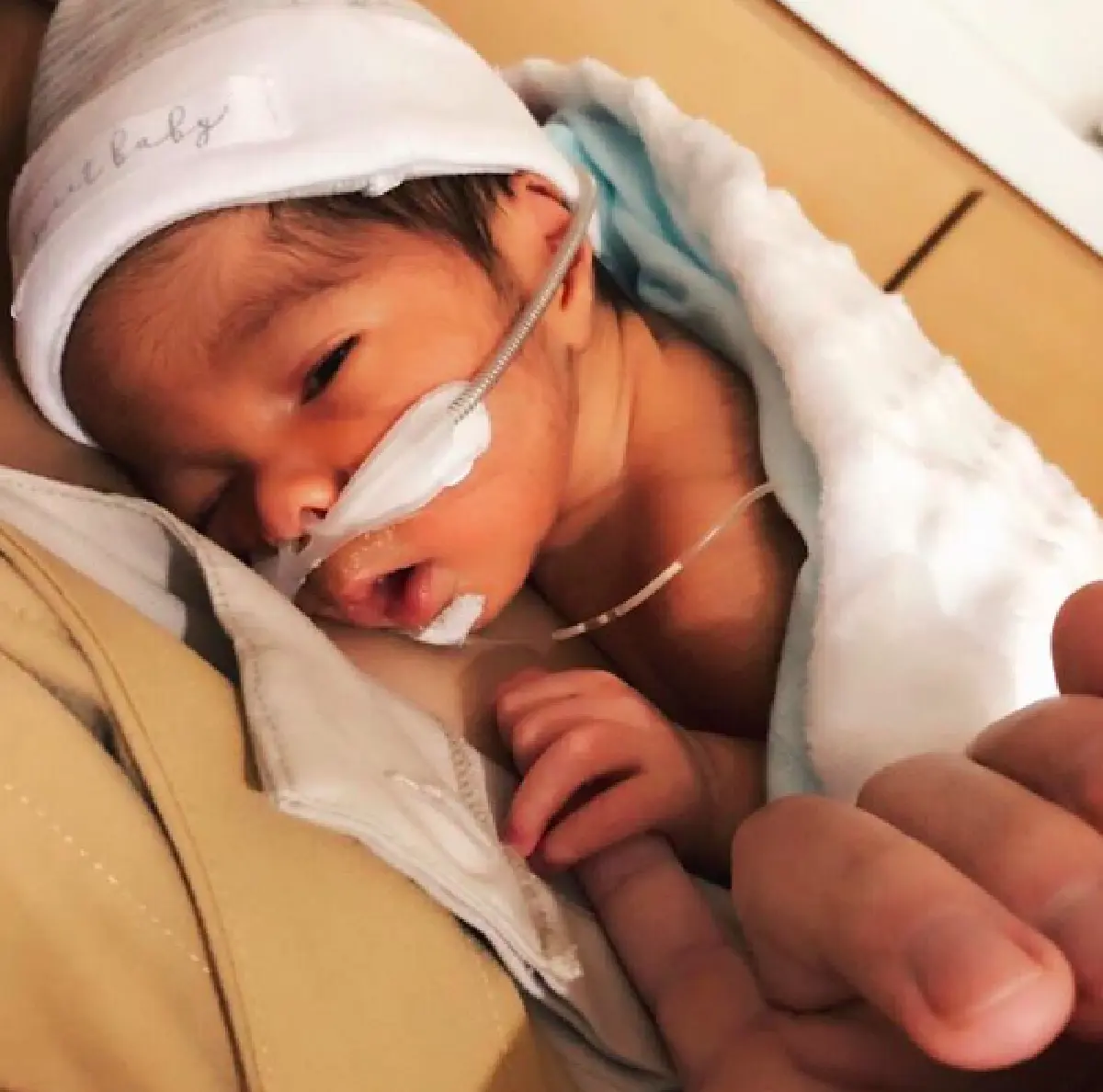 ชื่อมาแล้วจ้า “เอมมี่” เผยชื่อลูกชาย "เด็กชายสายน้ำ แสงทวีป”