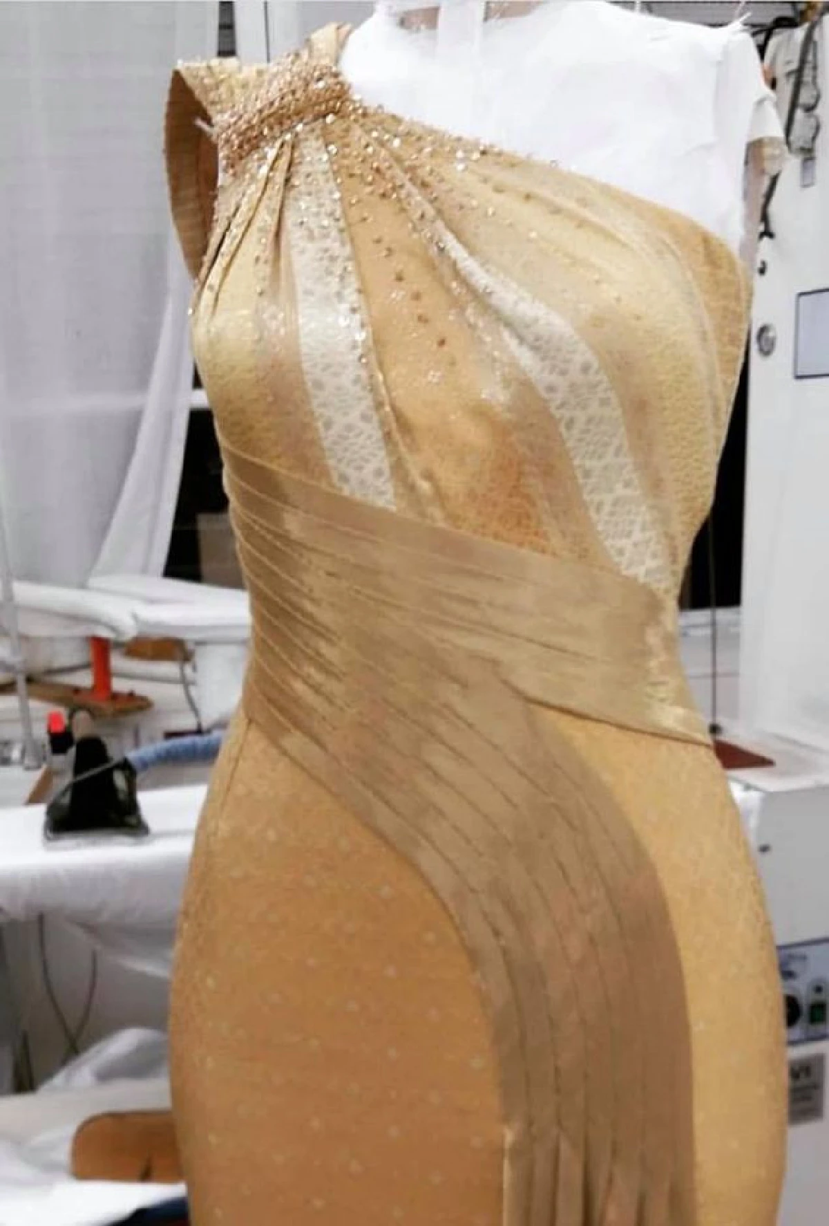 ปุ๋ย ภรณ์ทิพย์ กับชุดราตรีผ้าไหมไทย ออกแบบโดยดีไซเนอร์ระดับโลก