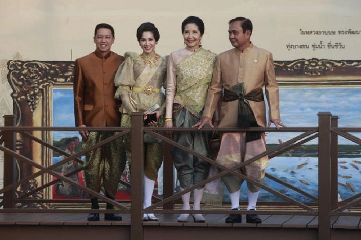 นายกฯควงภริยาแต่งชุดไทยเที่ยวงานอุ่นไอรัก