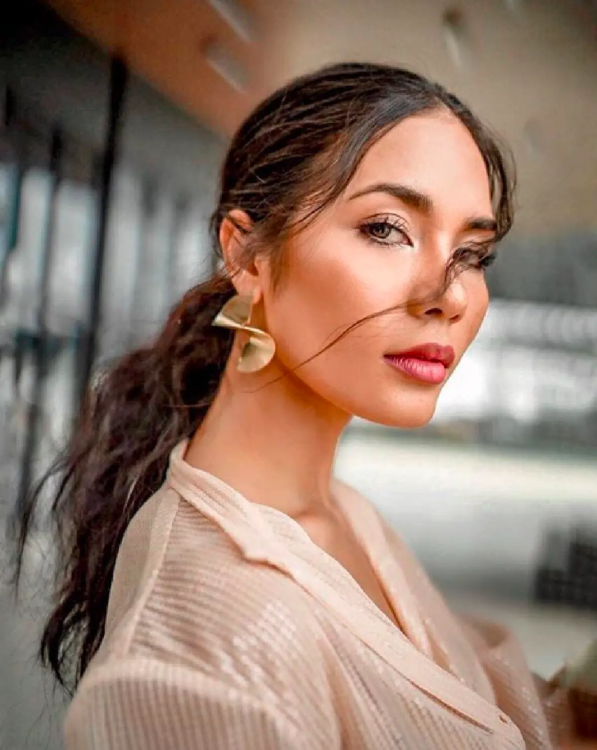 สวยคมเข้มบาดใจ! “แนท-น้ำตาล” อวดเสน่ห์ในชุดผ้าไทย สะกดทุกสายตา