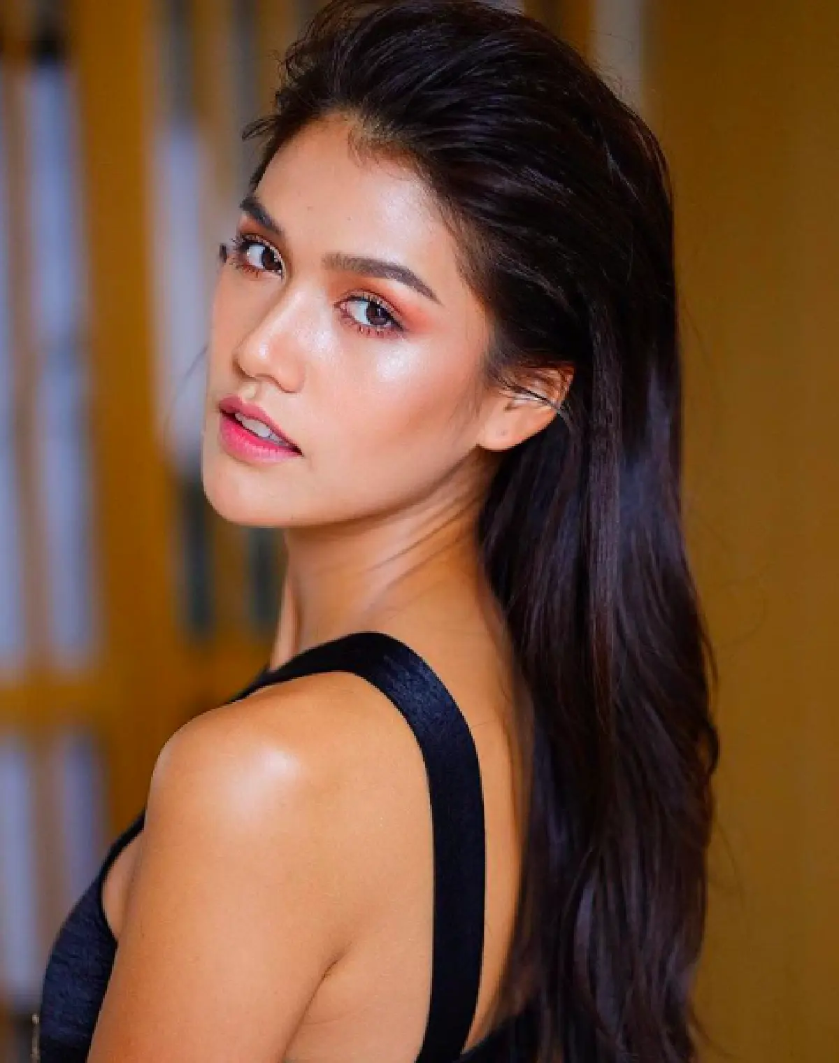 สวยคมเข้มบาดใจ! “แนท-น้ำตาล” อวดเสน่ห์ในชุดผ้าไทย สะกดทุกสายตา