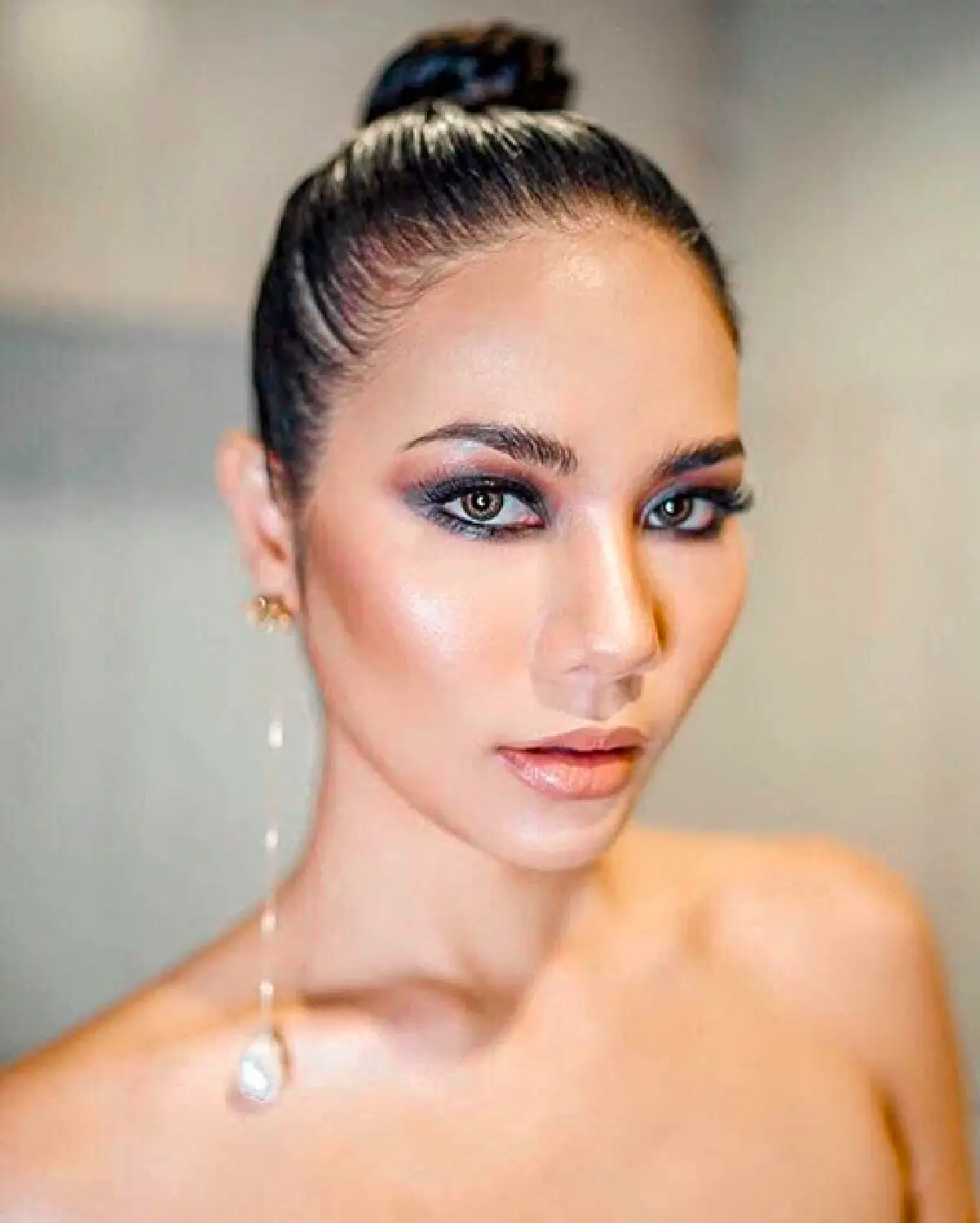 สวยคมเข้มบาดใจ! “แนท-น้ำตาล” อวดเสน่ห์ในชุดผ้าไทย สะกดทุกสายตา