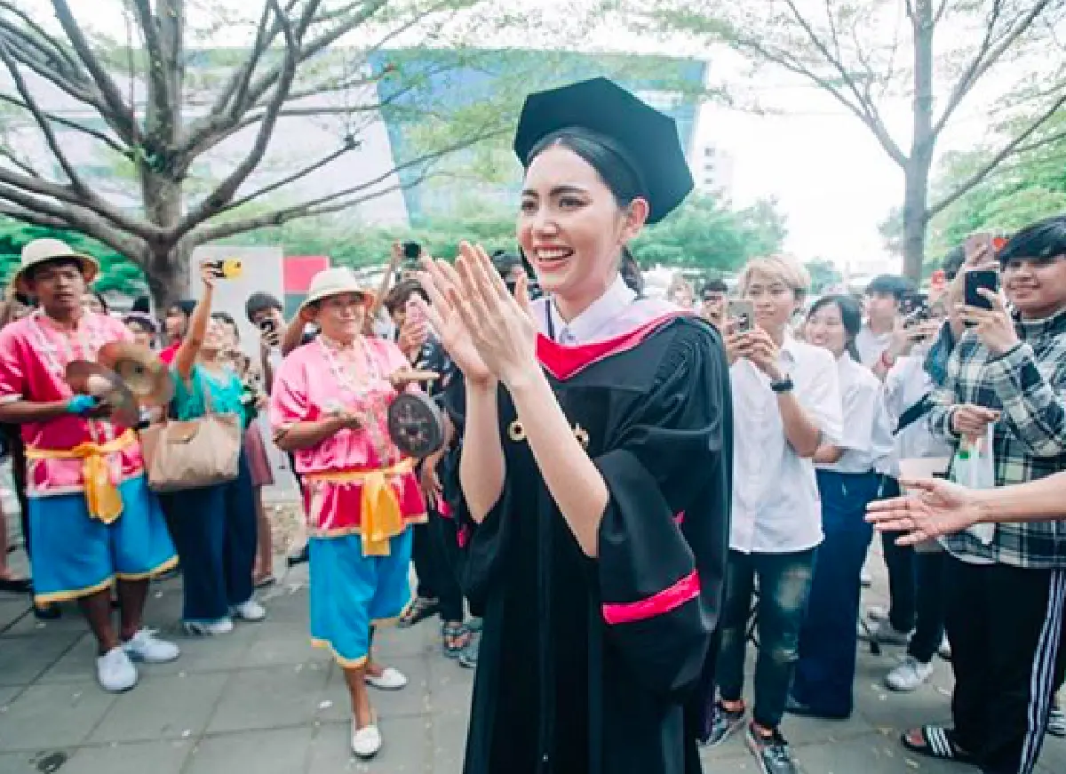 7 ปีที่รอคอย! ส่องภาพ “ใหม่ ดาวิกา” เข้ารับปริญญา ท่ามกลางความยินดีของทุกคน