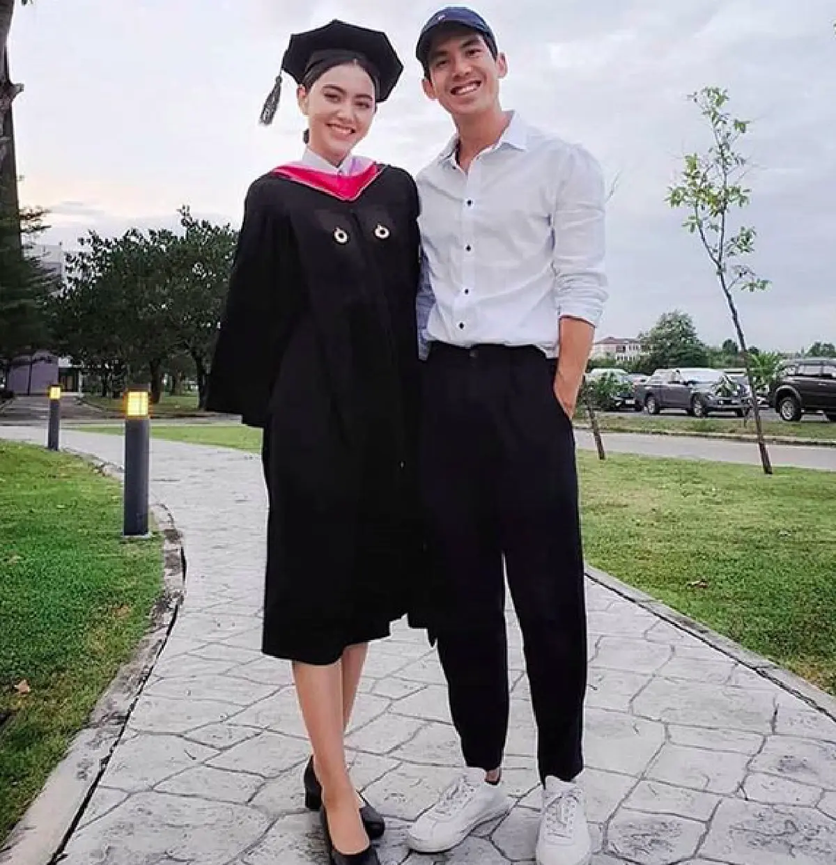 7 ปีที่รอคอย! ส่องภาพ “ใหม่ ดาวิกา” เข้ารับปริญญา ท่ามกลางความยินดีของทุกคน