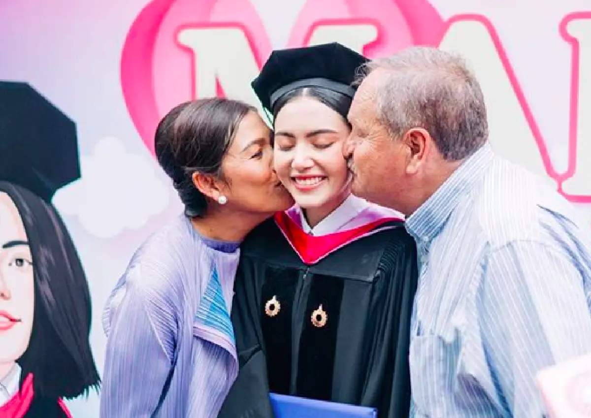 7 ปีที่รอคอย! ส่องภาพ “ใหม่ ดาวิกา” เข้ารับปริญญา ท่ามกลางความยินดีของทุกคน