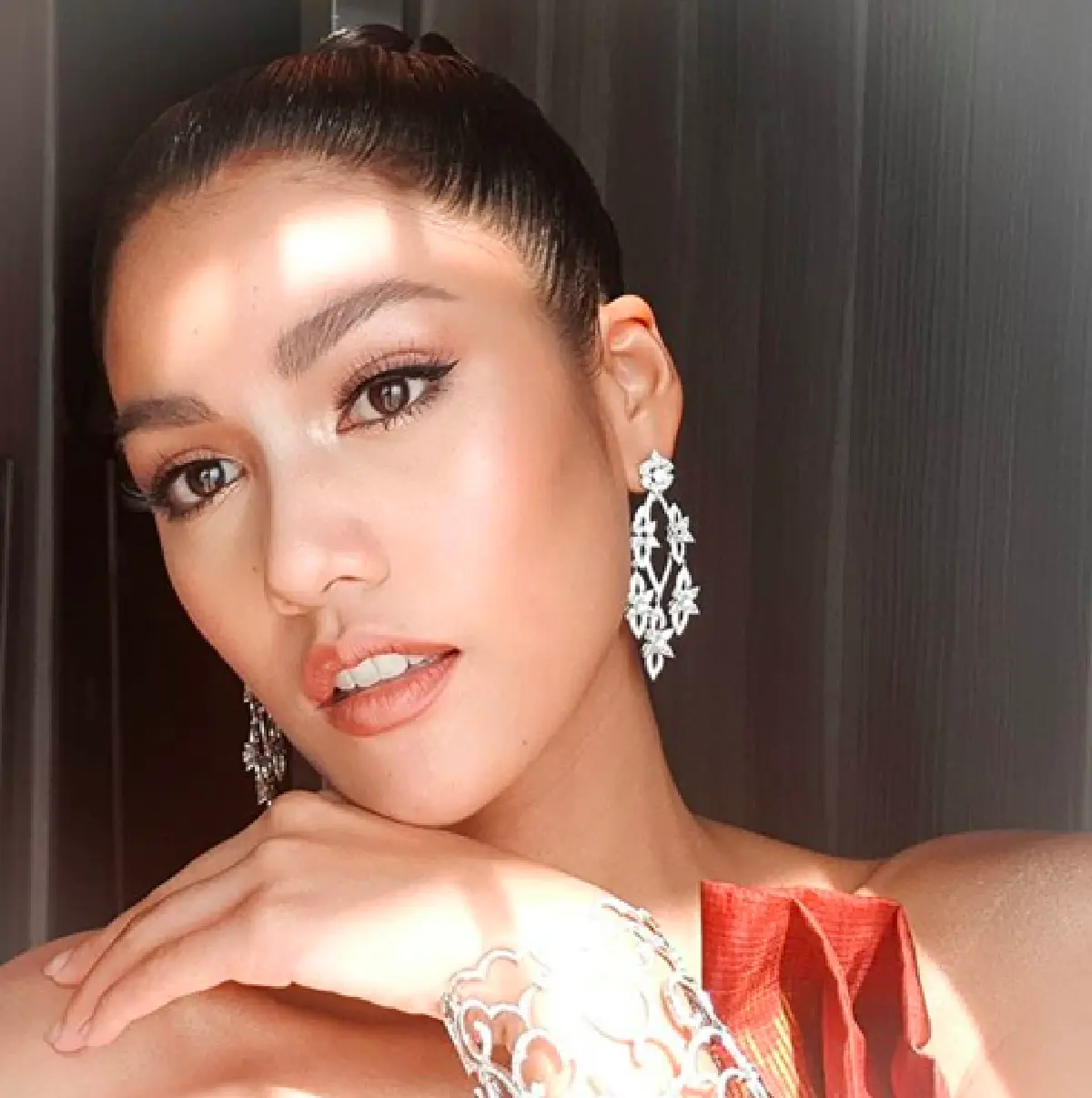 สวยคมเข้มบาดใจ! “แนท-น้ำตาล” อวดเสน่ห์ในชุดผ้าไทย สะกดทุกสายตา