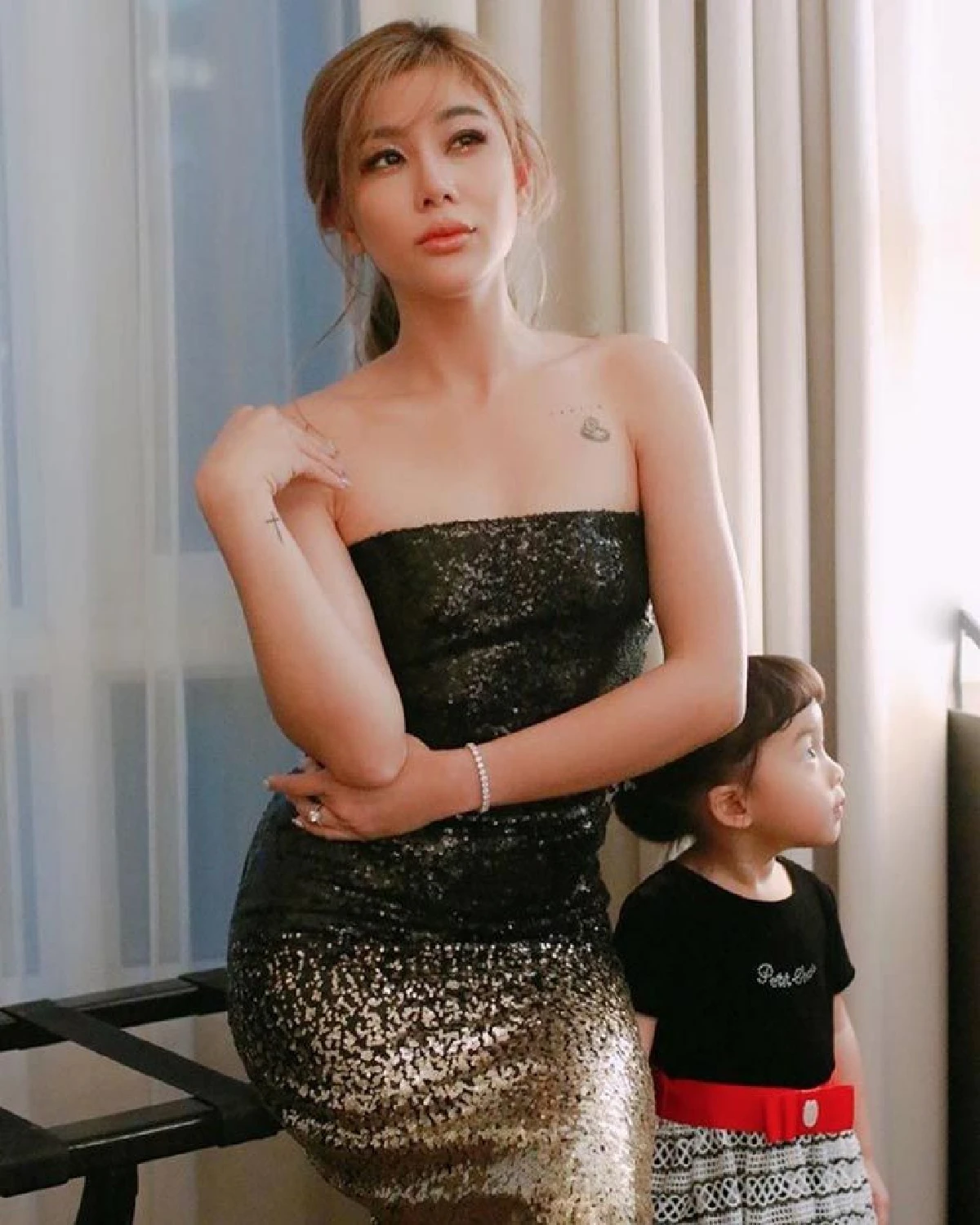 สวยขึ้นเป็นกอง! กุ๊บกิ๊บ สุมณทิพย์ กับลุคเซ็กซี่สายฝอรอสามีบินกลับไทย