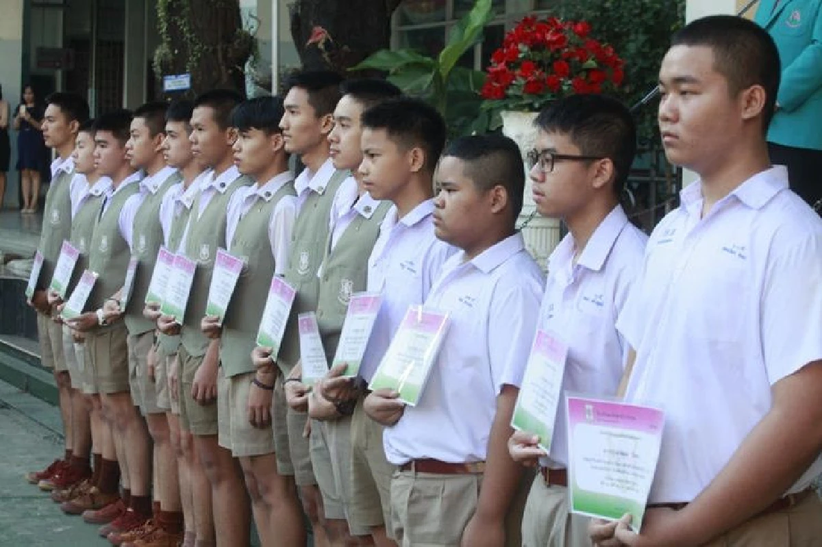 ร.ร.วัดสุทธิฯมอบเกียรติบัตร 13 นักเรียนฮีโร่ช่วยชาวจีนจะกระโดดสะพาน