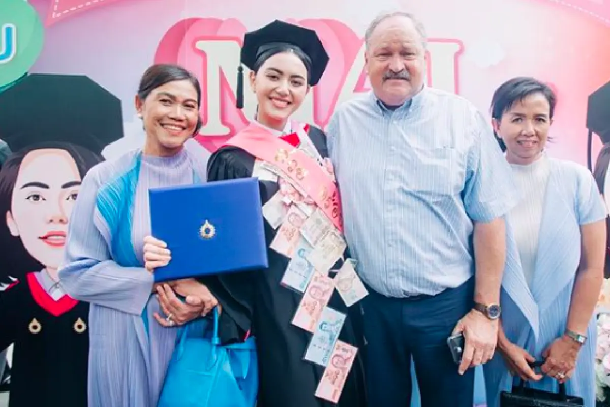7 ปีที่รอคอย! ส่องภาพ “ใหม่ ดาวิกา” เข้ารับปริญญา ท่ามกลางความยินดีของทุกคน