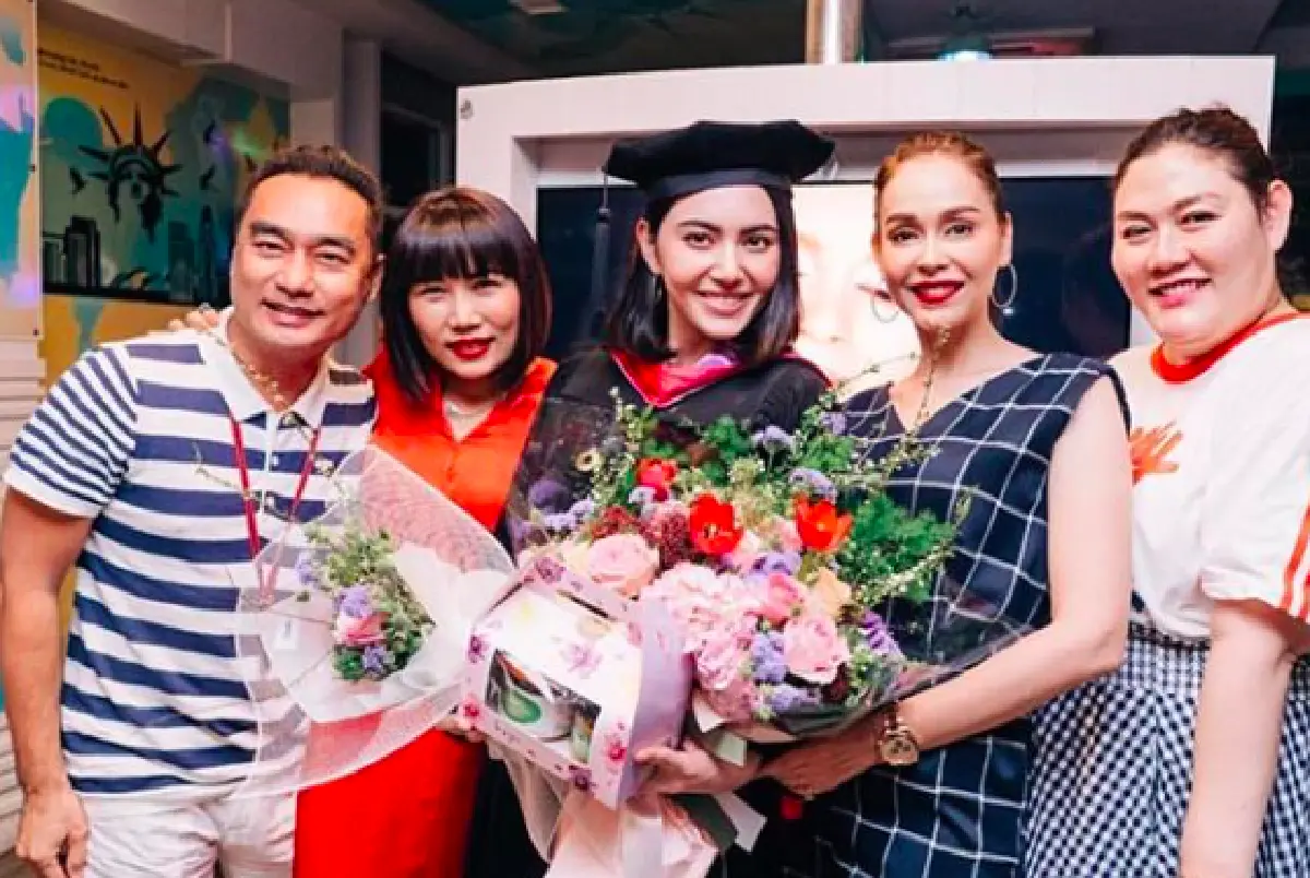 7 ปีที่รอคอย! ส่องภาพ “ใหม่ ดาวิกา” เข้ารับปริญญา ท่ามกลางความยินดีของทุกคน
