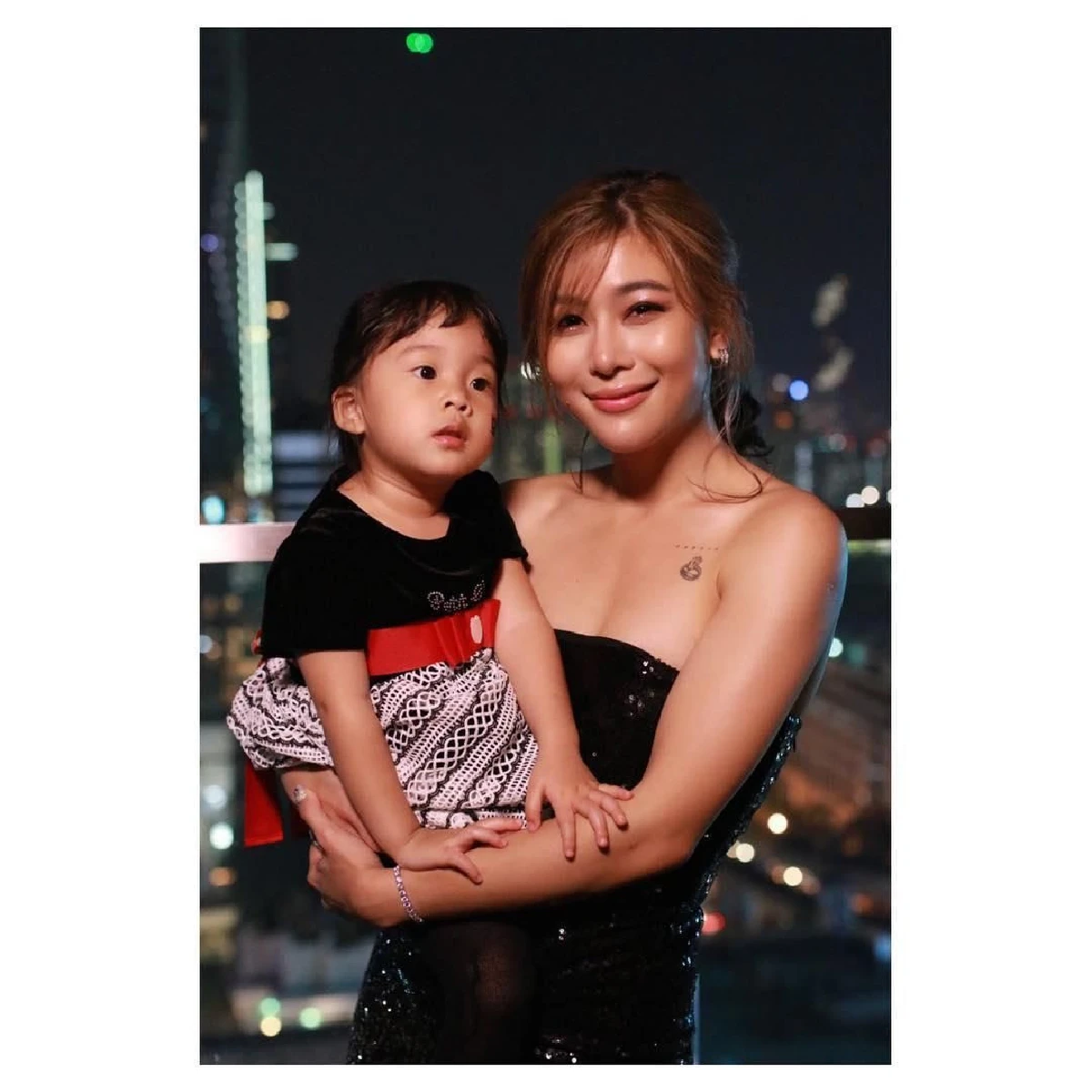 สวยขึ้นเป็นกอง! กุ๊บกิ๊บ สุมณทิพย์ กับลุคเซ็กซี่สายฝอรอสามีบินกลับไทย