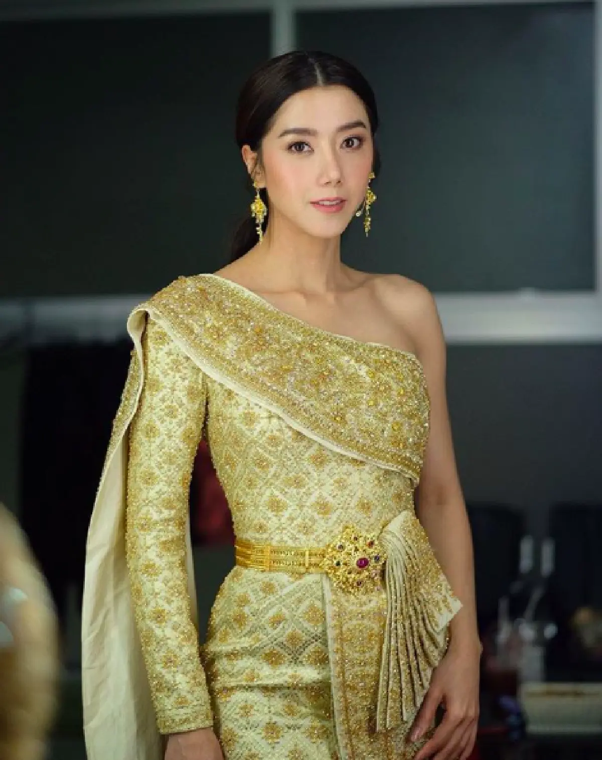 “ไอซ์ อภิษฎา” สลัดลุคสาวสุดเซ็กซี่ มาสวมชุดไทยสีทอง งดงามและสวยสง่าที่สุด