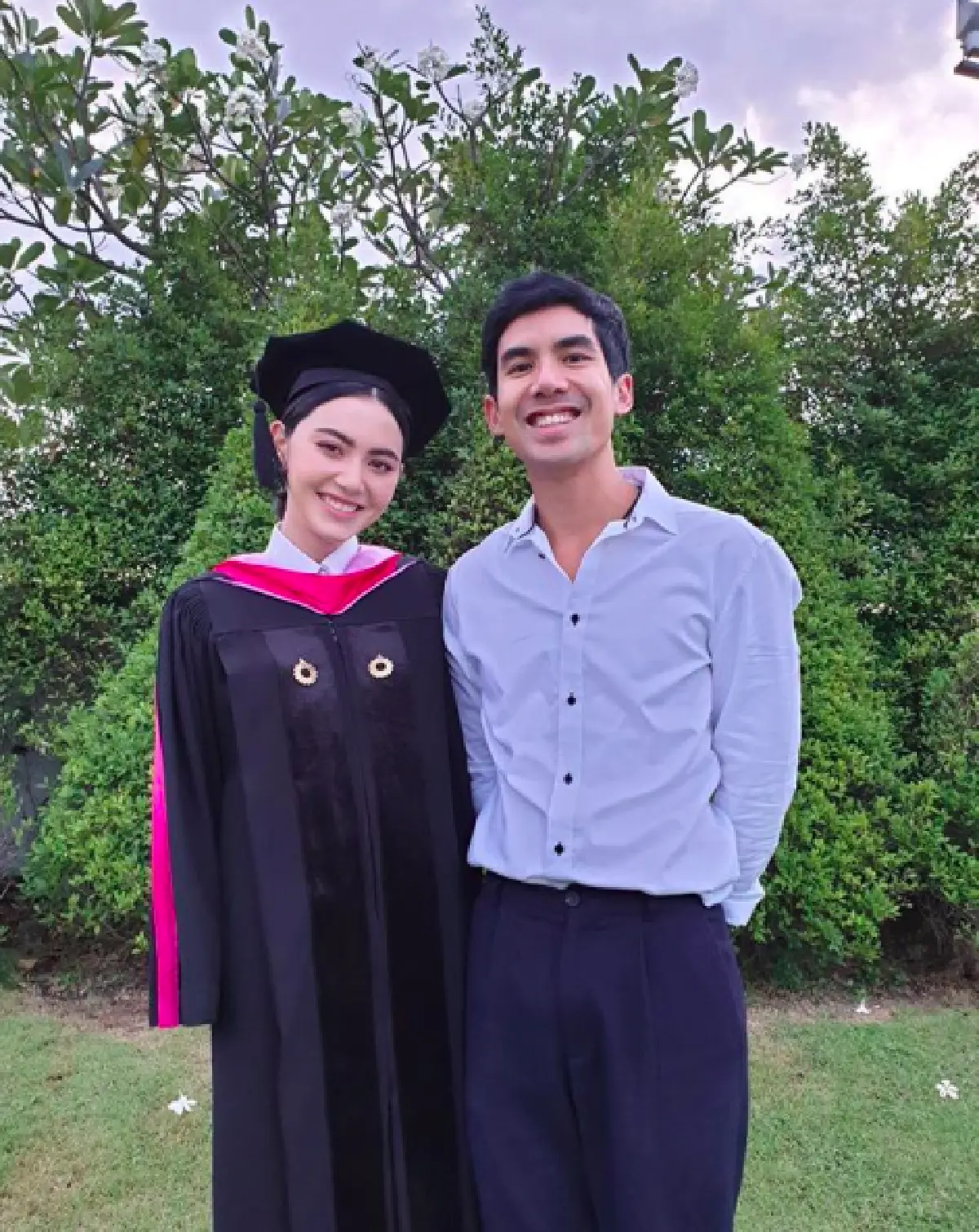 7 ปีที่รอคอย! ส่องภาพ “ใหม่ ดาวิกา” เข้ารับปริญญา ท่ามกลางความยินดีของทุกคน