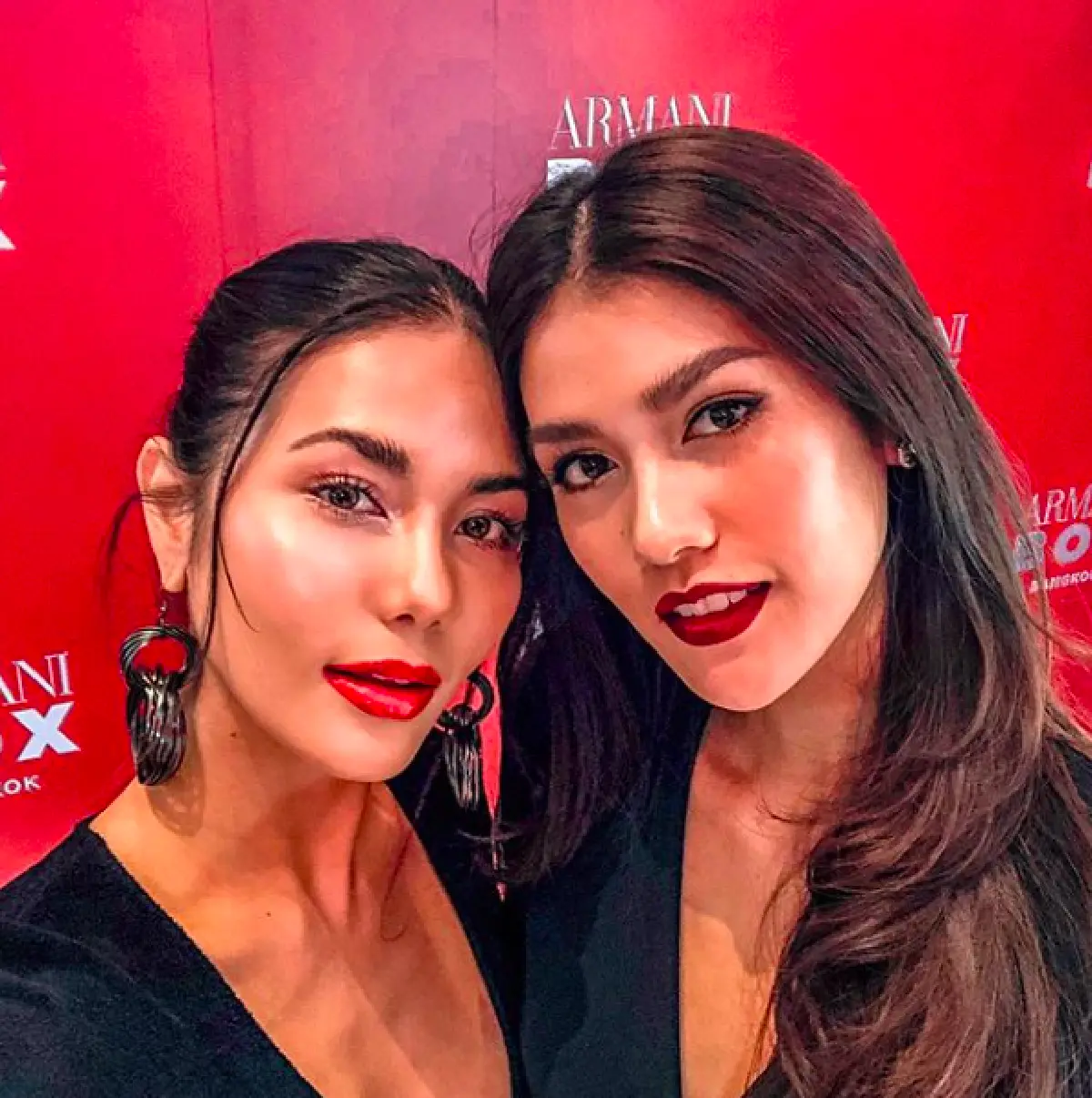 สวยคมเข้มบาดใจ! “แนท-น้ำตาล” อวดเสน่ห์ในชุดผ้าไทย สะกดทุกสายตา