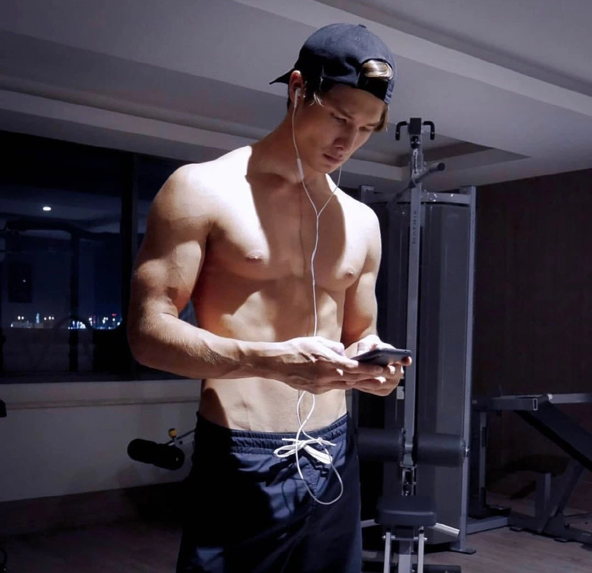 ส่องความแซ่บ! จูเลี่ยน นายแบบลูกครึ่งหล่อล่ำแฟนใหม่ เทีย เดอะเฟซ