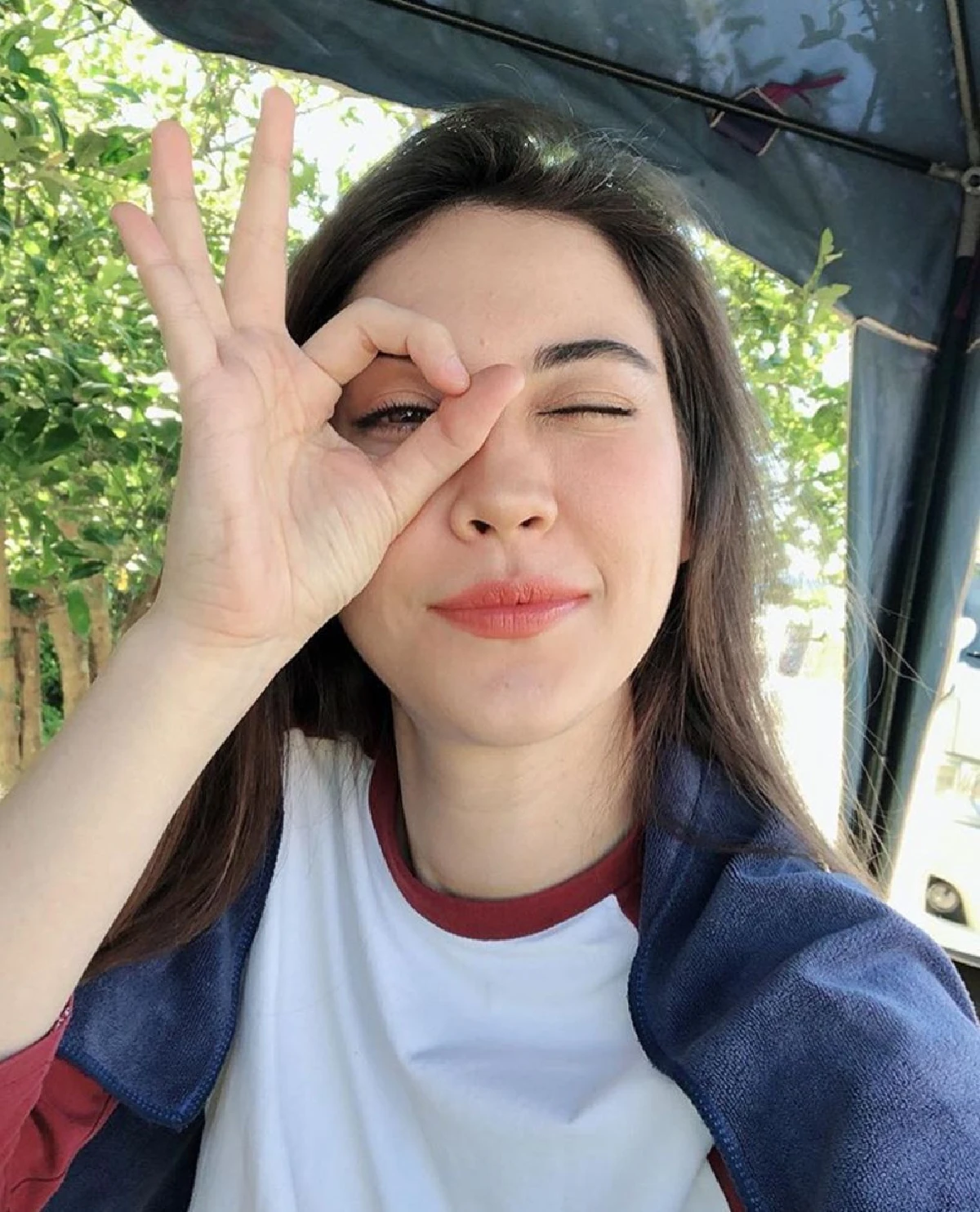 ออร่าคนอินเลิฟ! แมท ภีรนีย์ แจกยิ้มสดใสสูดอากาศบริสุทธิ์ริมทะเล