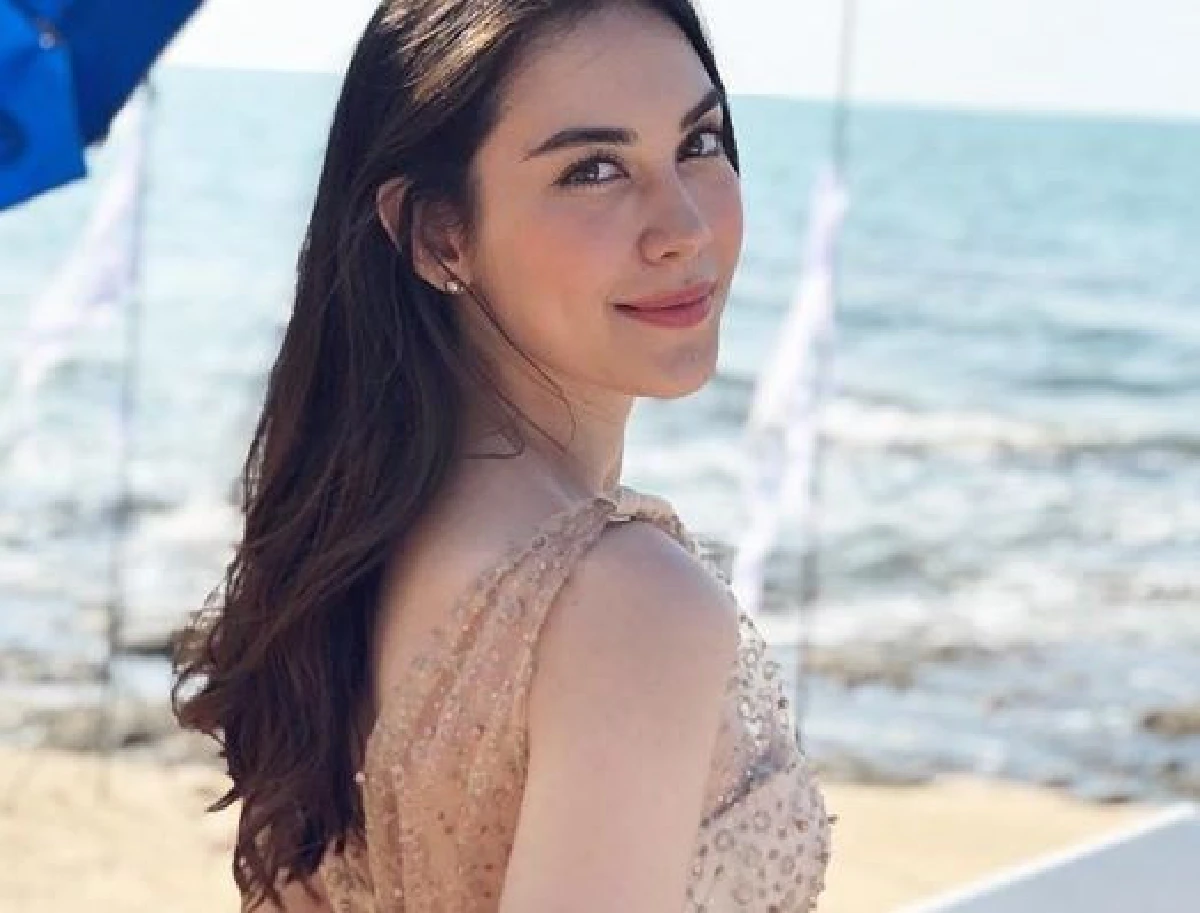 ออร่าคนอินเลิฟ! แมท ภีรนีย์ แจกยิ้มสดใสสูดอากาศบริสุทธิ์ริมทะเล