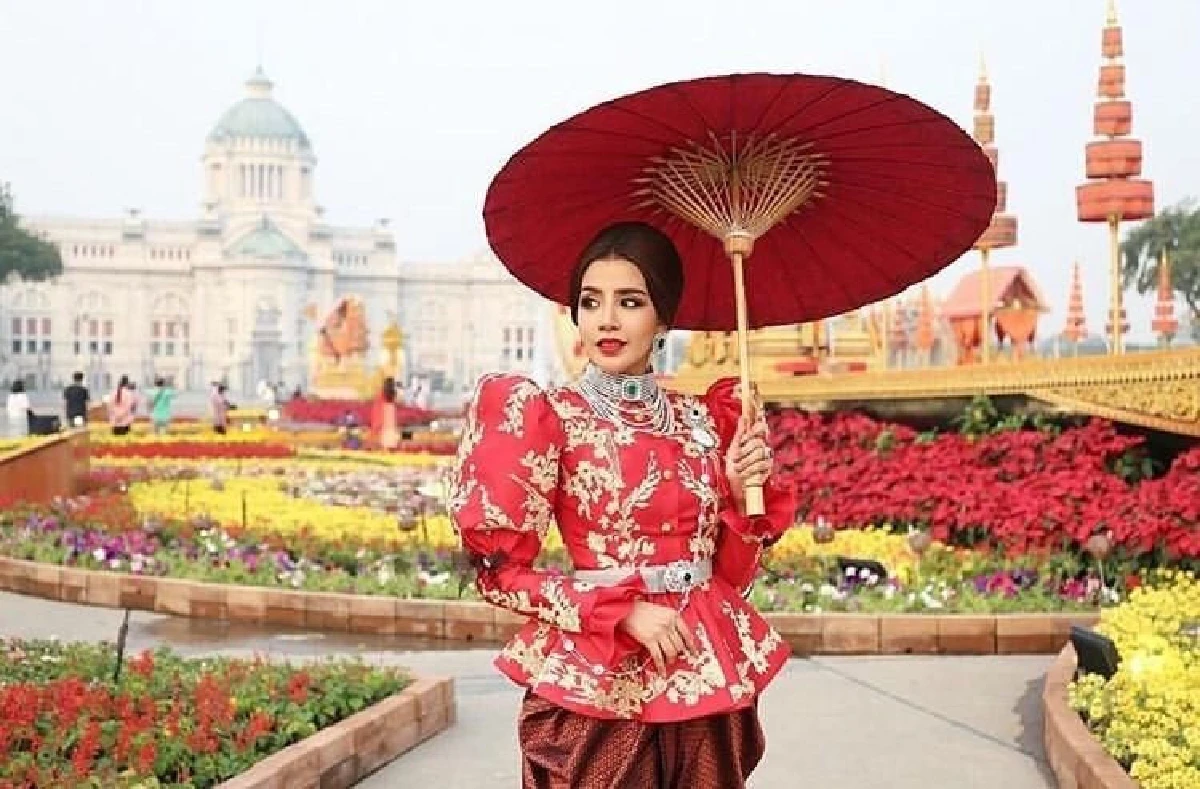 ใบเตย อาร์สยาม สวมชุดไทยสวยเรียบร้อย แต่ก็แซ่บได้ด้วยสีปากแดงๆ