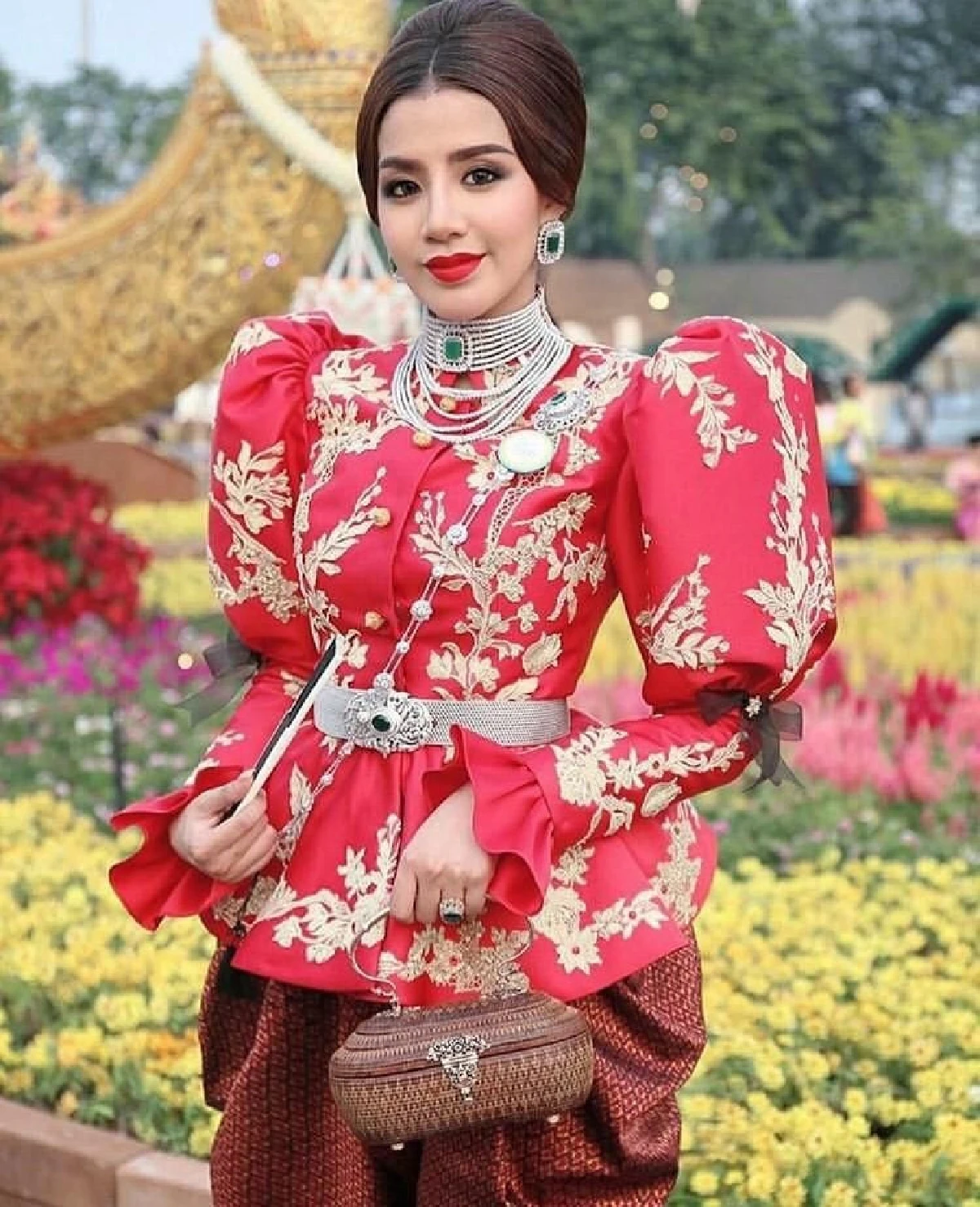 ใบเตย อาร์สยาม สวมชุดไทยสวยเรียบร้อย แต่ก็แซ่บได้ด้วยสีปากแดงๆ