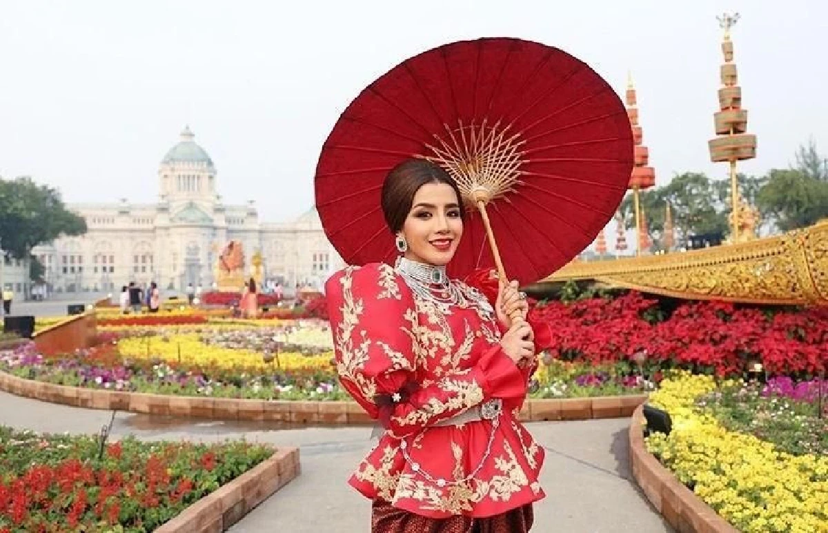 ใบเตย อาร์สยาม สวมชุดไทยสวยเรียบร้อย แต่ก็แซ่บได้ด้วยสีปากแดงๆ