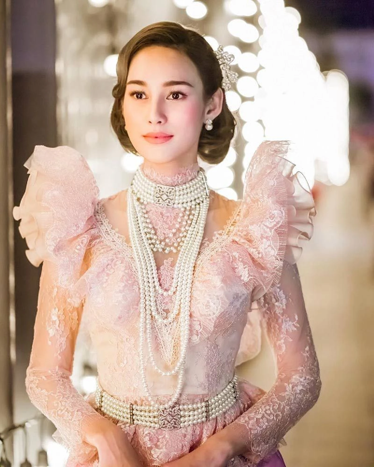 สวยหล่อน่ามอง! เหล่าดาราคนดังแต่งชุดไทย เที่ยวงานอุ่นไอรักฯ 2