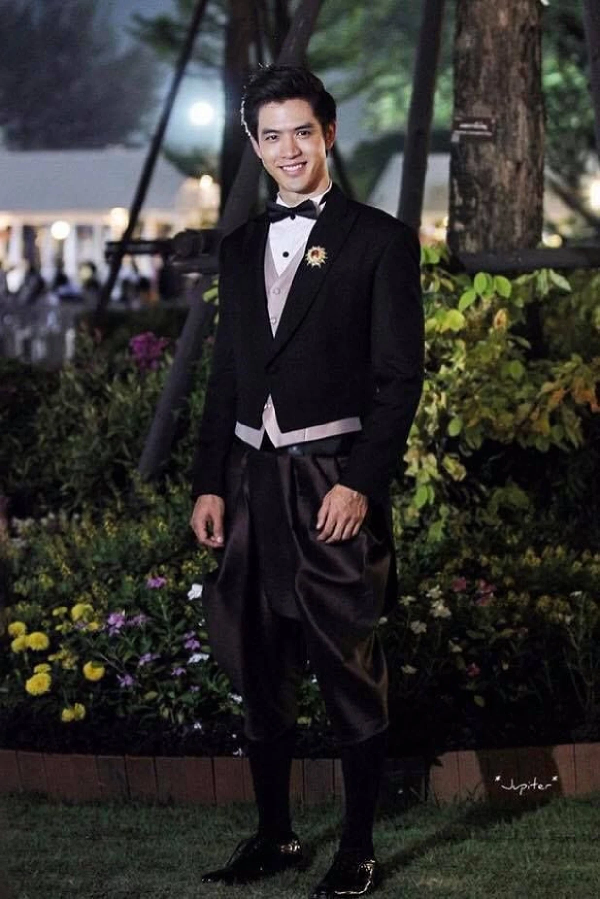 สวยหล่อน่ามอง! เหล่าดาราคนดังแต่งชุดไทย เที่ยวงานอุ่นไอรักฯ 2