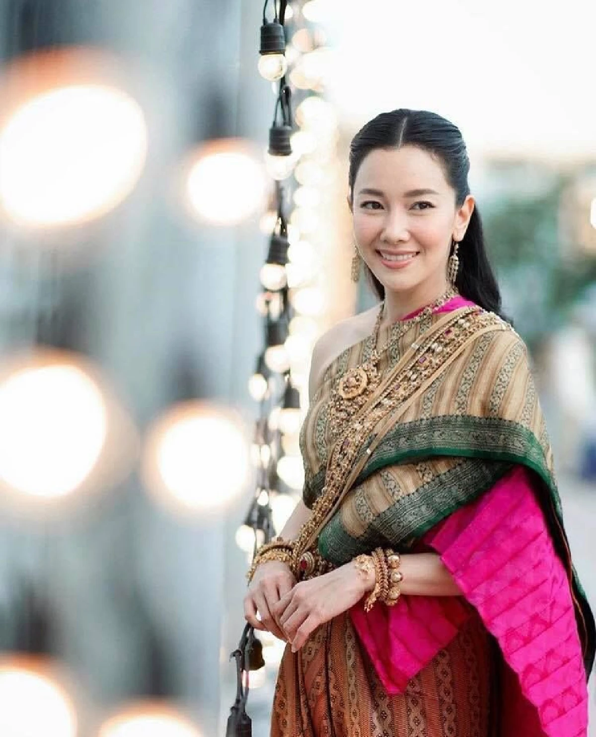 สวยหล่อน่ามอง! เหล่าดาราคนดังแต่งชุดไทย เที่ยวงานอุ่นไอรักฯ 2