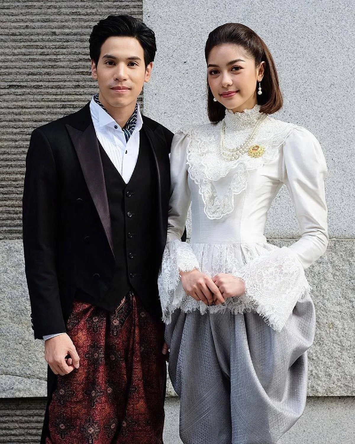 สวยหล่อน่ามอง! เหล่าดาราคนดังแต่งชุดไทย เที่ยวงานอุ่นไอรักฯ 2