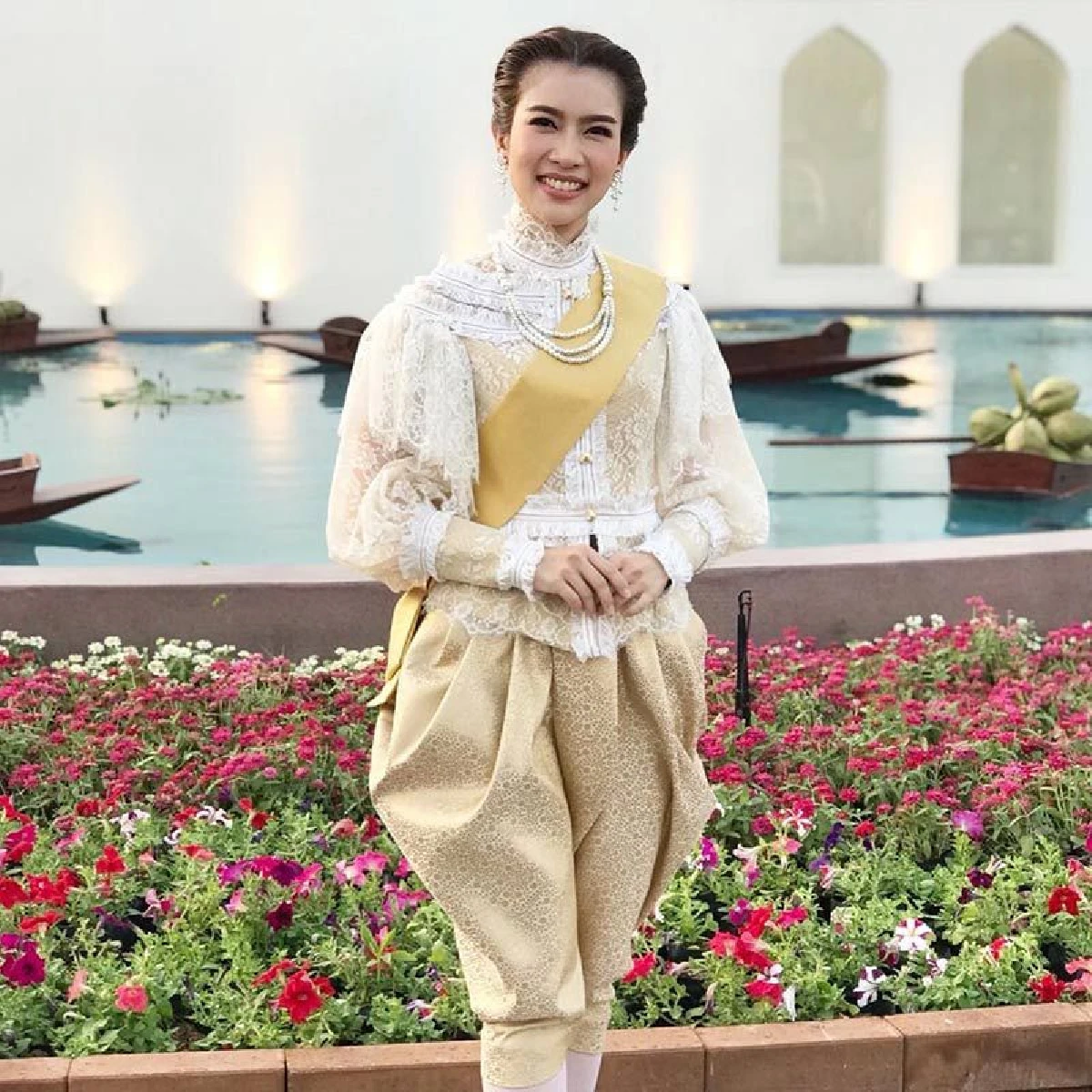 สวยหล่อน่ามอง! เหล่าดาราคนดังแต่งชุดไทย เที่ยวงานอุ่นไอรักฯ 2