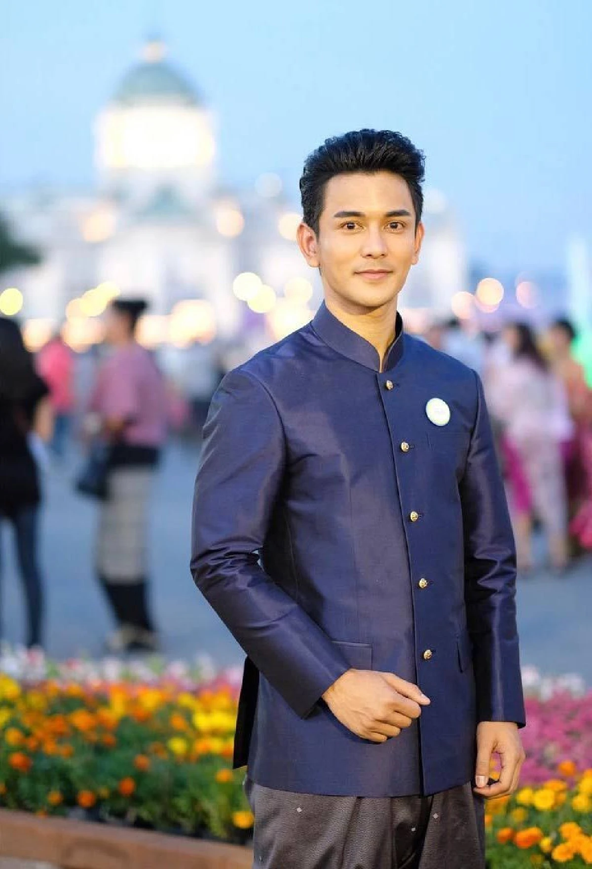 สวยหล่อน่ามอง! เหล่าดาราคนดังแต่งชุดไทย เที่ยวงานอุ่นไอรักฯ 2