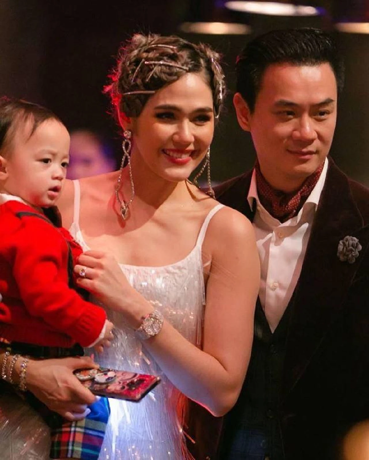 ส่องภาพ ชมพู่-น็อต จัดปาร์ตี้ฉลองคริสต์มาส สวยหล่อมาเต็มทั้งครอบครัว