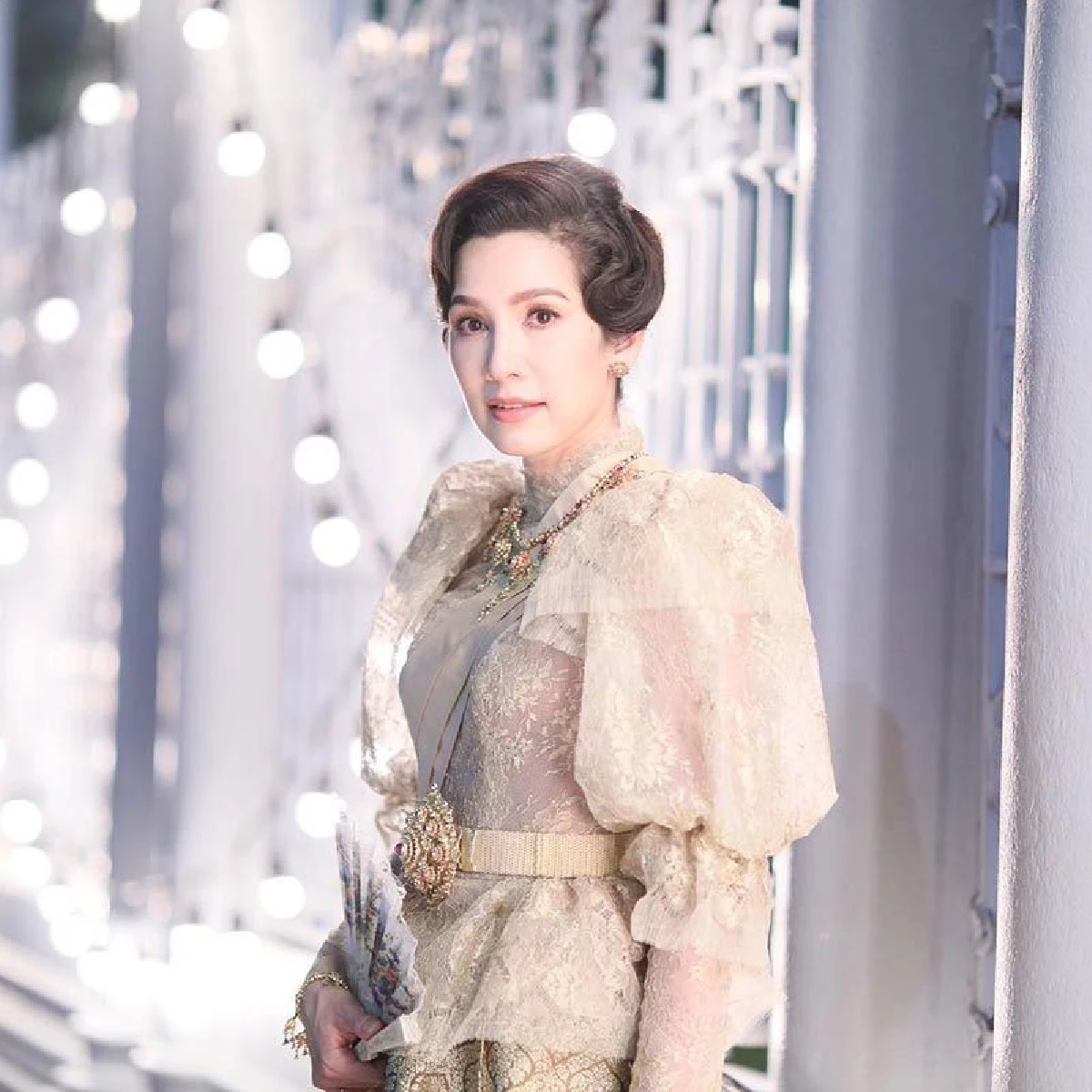 สวยหล่อน่ามอง! เหล่าดาราคนดังแต่งชุดไทย เที่ยวงานอุ่นไอรักฯ 2