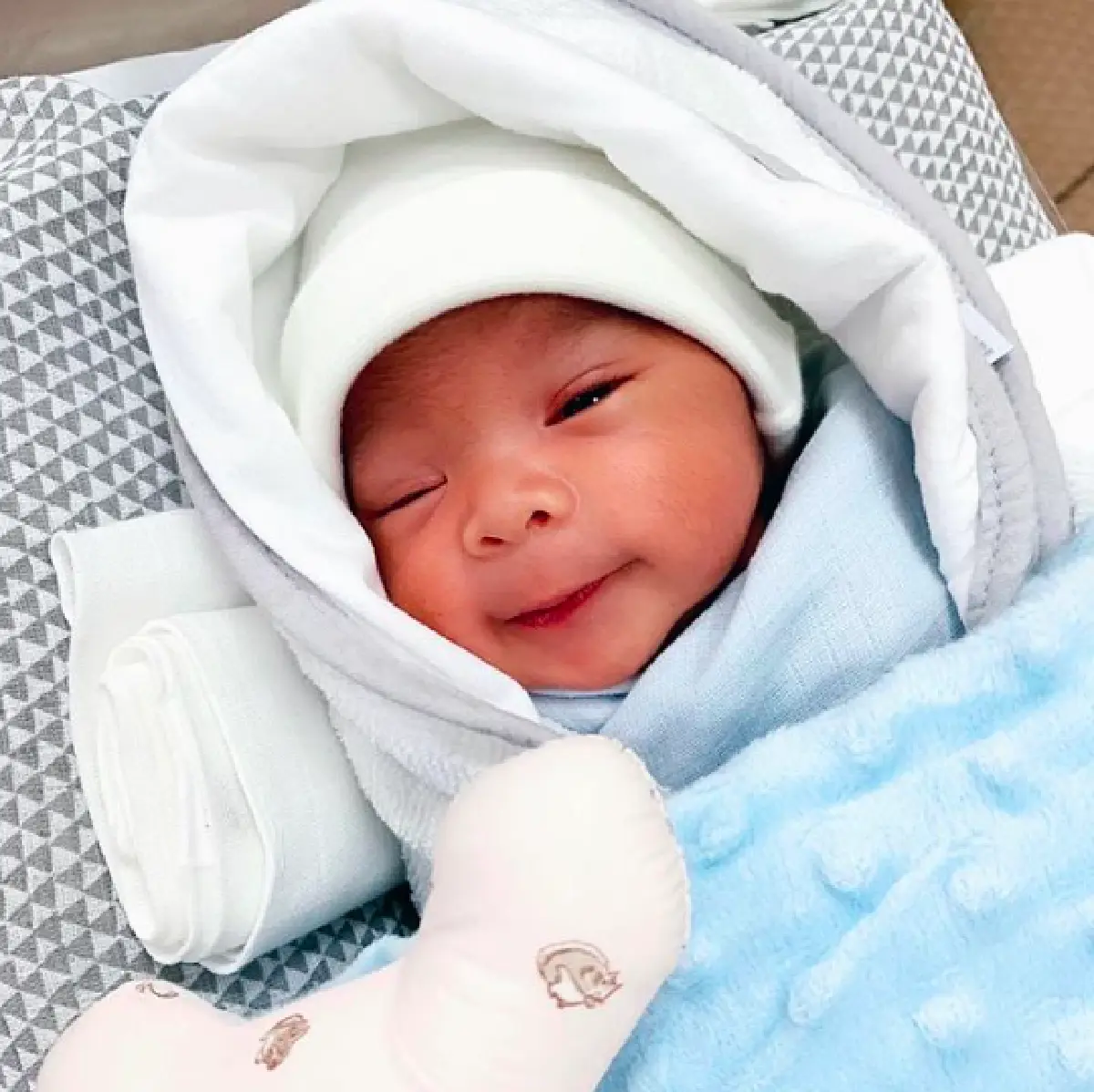 เผยโฉมหน้าหล่อๆ ของ “น้องสายน้ำ” ลูกชาย “เอมมี่-ไฮโซเจมส์”