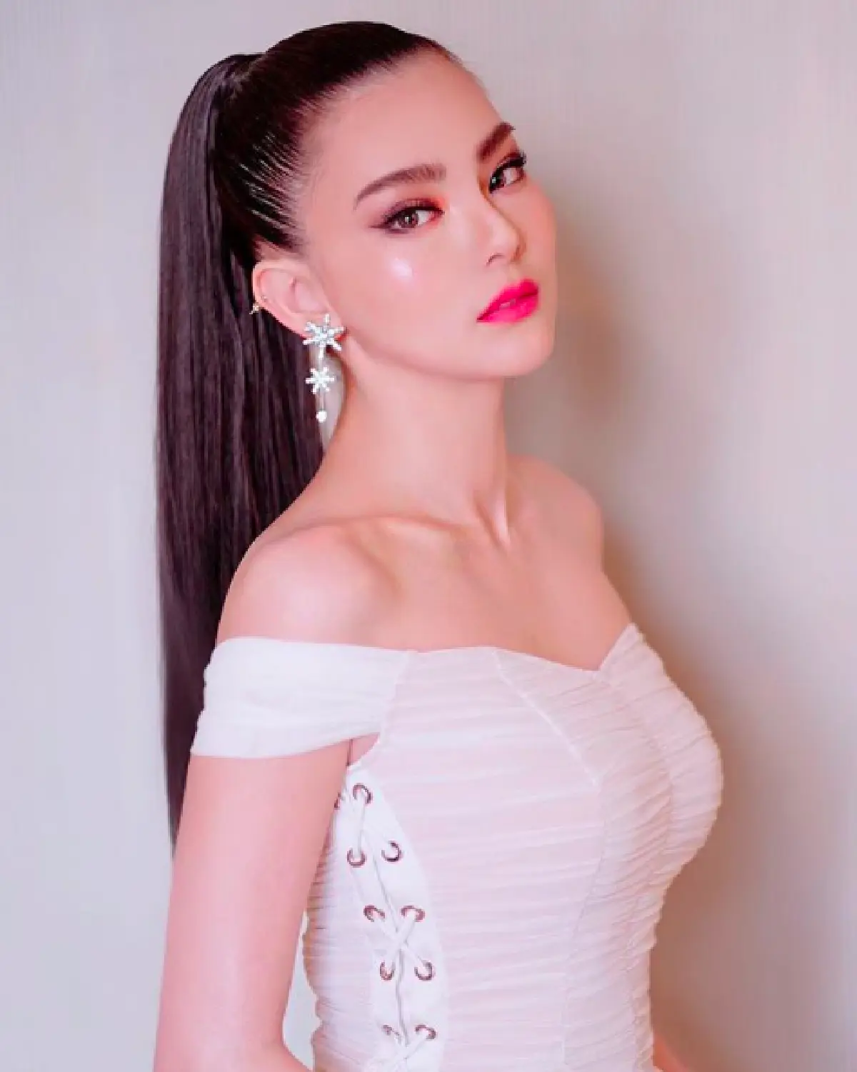 “ดิว” มีรักใหม่!? หลังโพสต์ภาพช่อดอกไม้ ด้าน “ไผ่” โผล่คอมเมนต์ ดีใจด้วย!