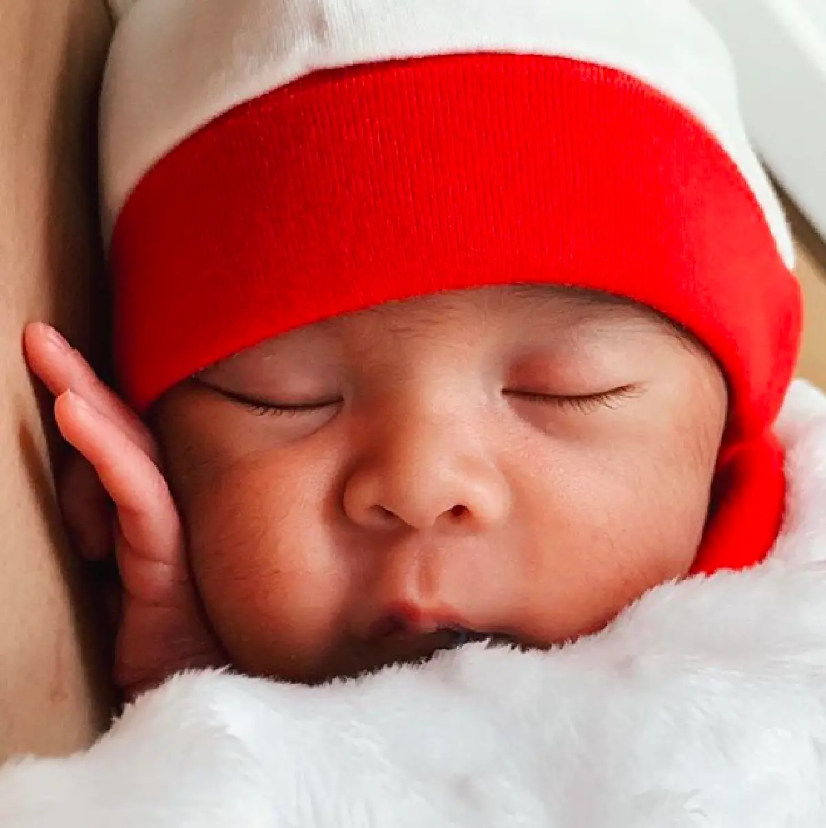 เผยโฉมหน้าหล่อๆ ของ “น้องสายน้ำ” ลูกชาย “เอมมี่-ไฮโซเจมส์”