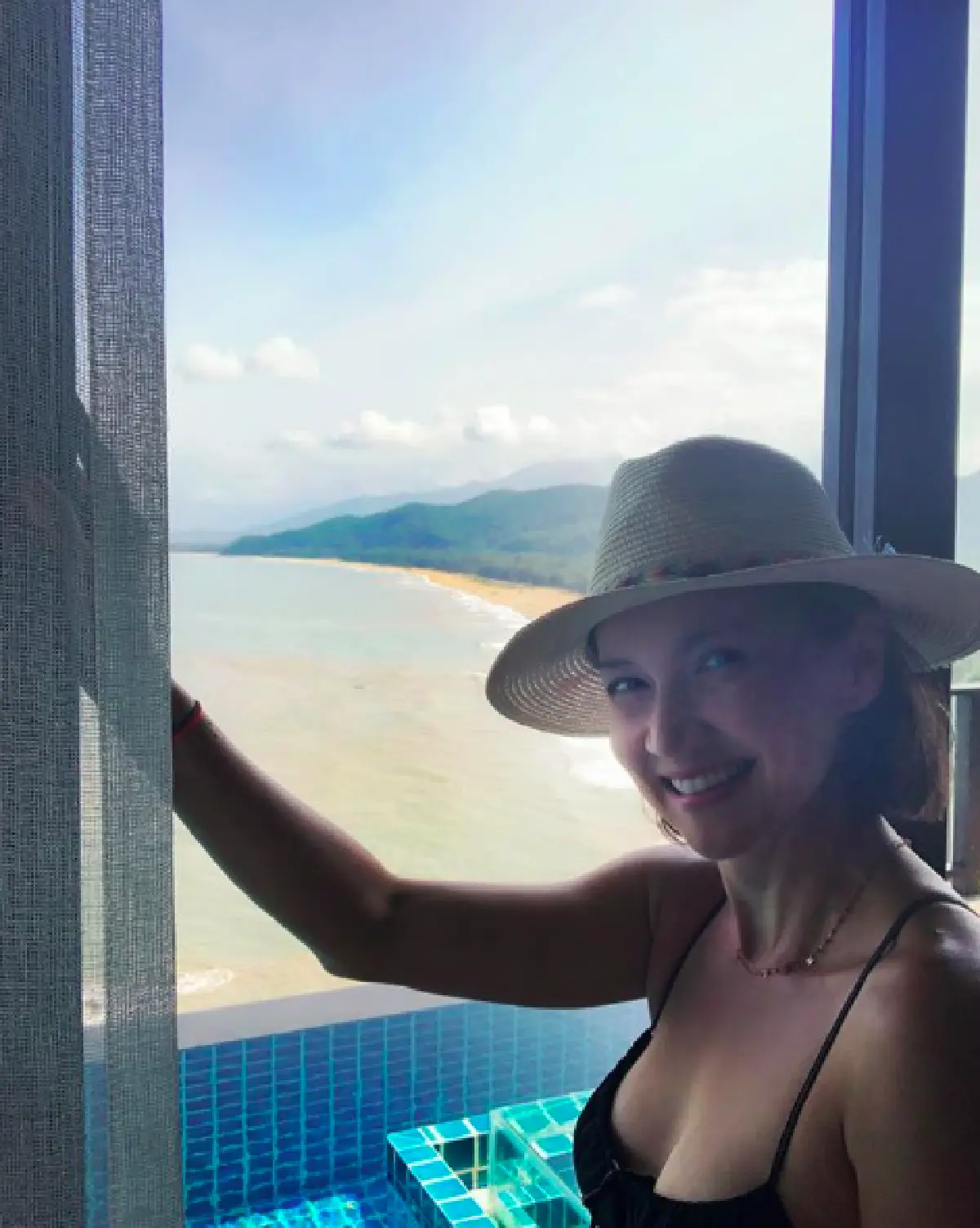 ทริปอวดความเซ็กซี่ “แอน สิเรียม” ควงสามี “เทดด์” ตะลุยเที่ยวเวียดนาม สุดแฮปปี้