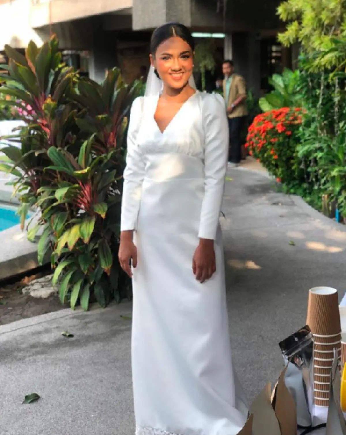 โมเมนต์น่ารัก “ป๋อมแป๋ม” ออกแบบและตัดเย็บชุดเจ้าสาวด้วยตนเอง ให้น้องสาวคนสนิท