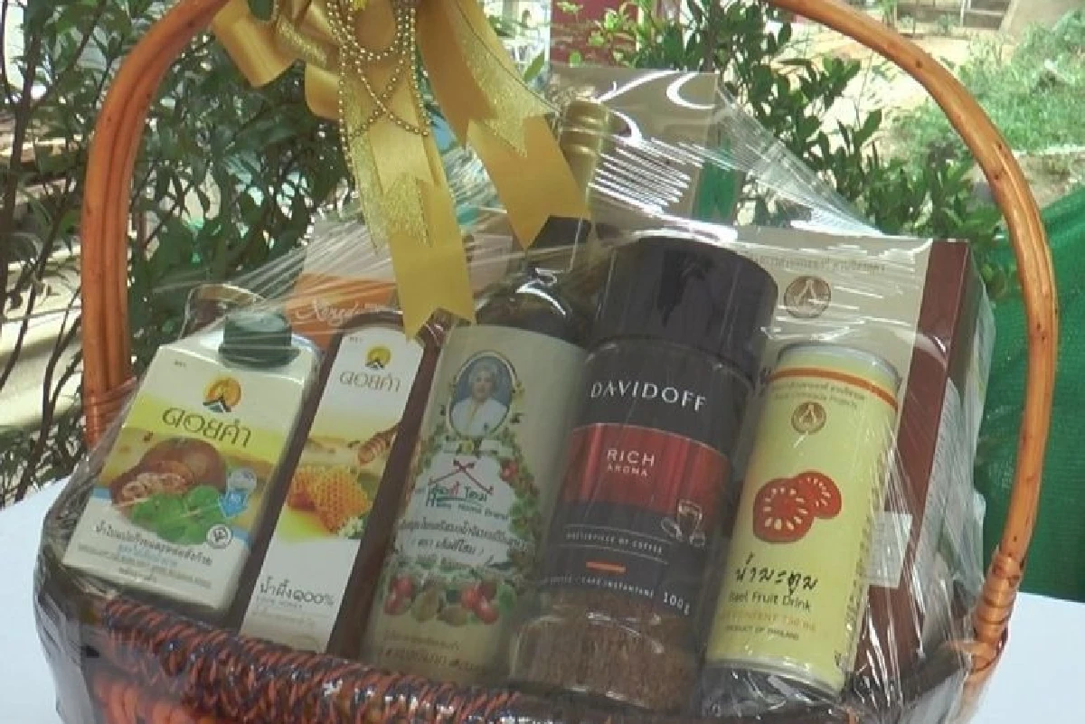 ร.10พระราชทานกระเช้าเยี่ยมครอบครัวพขร.รถไฟเสียชีวิตปั่นอุ่นไอรัก