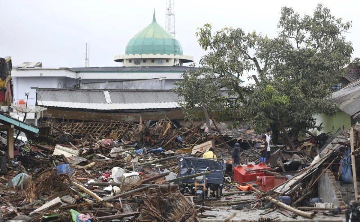 เจ้าหน้าที่อินโดเร่งค้นหาเหยื่อสึนามิ ยอดตายสูงกว่า 373 ราย