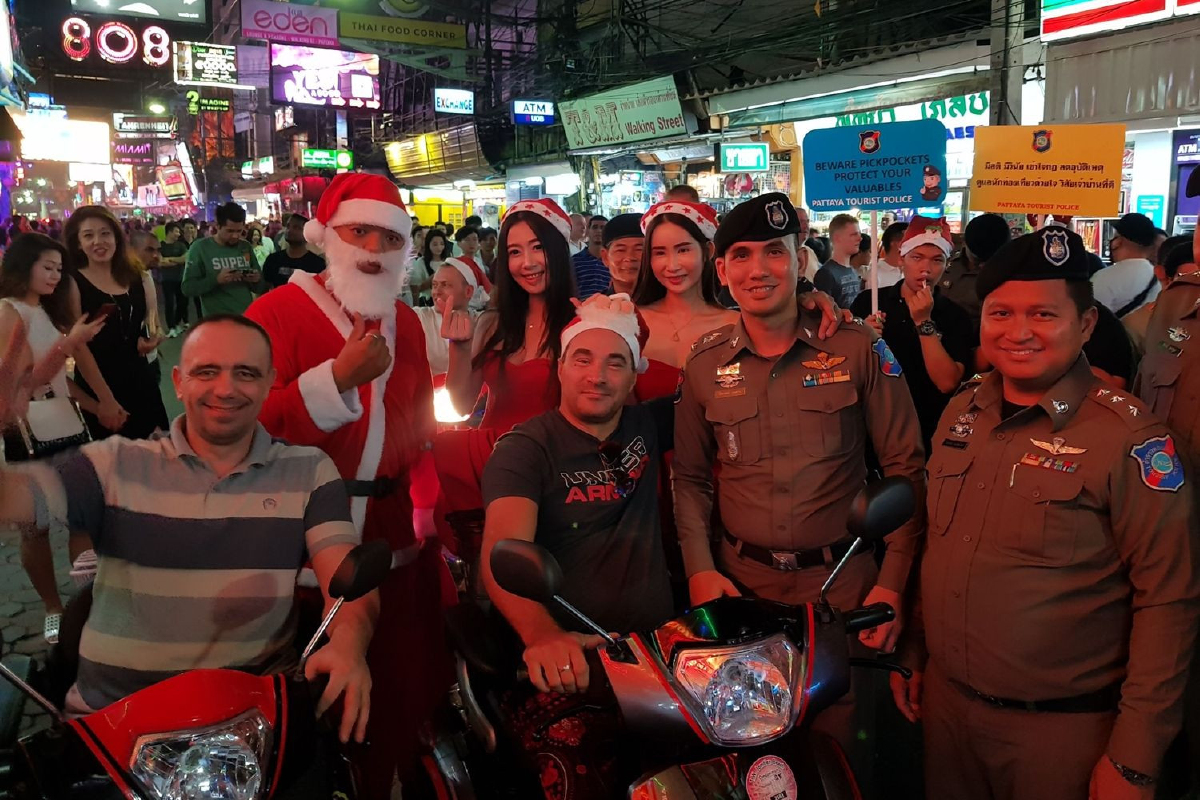 ตำรวจพัทยาแต่งชุดซานต้าเรียกรอยยิ้มนักท่องเที่ยว ตำรวจพัทยาแต่งชุดซานต้าเรียกรอยยิ้มนักท่องเที่ยว