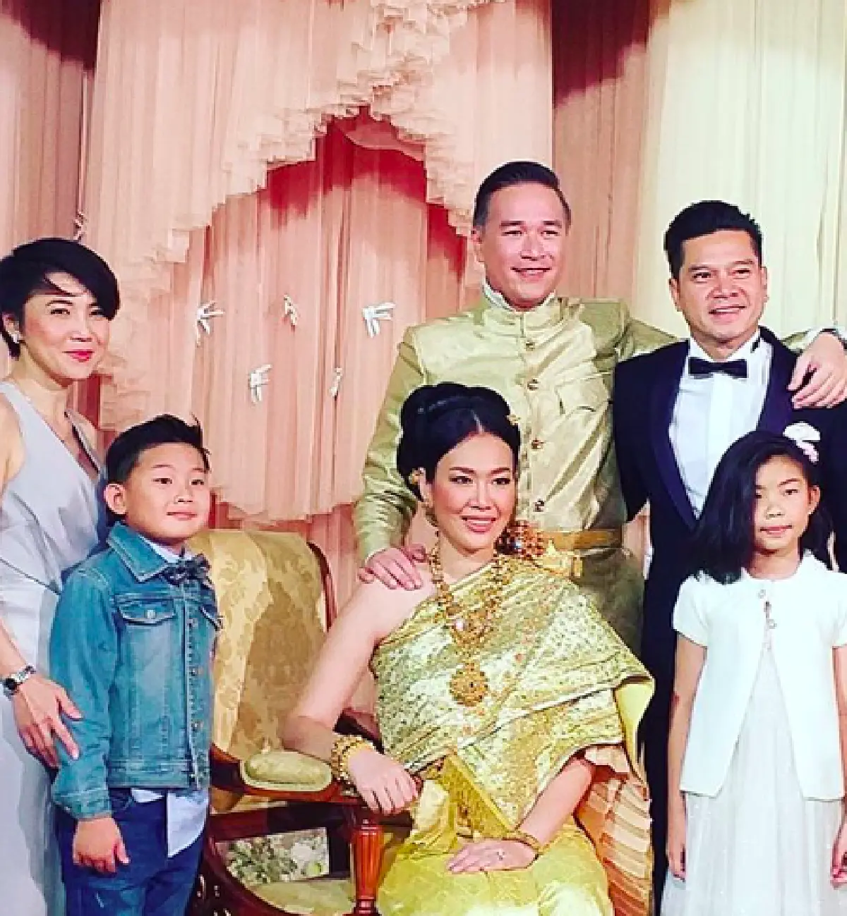 โมเมนต์ประทับใจ "นัท มีเรีย” กอดลูกๆ "เต๋า สมชาย” พร้อมให้เรียกพี่