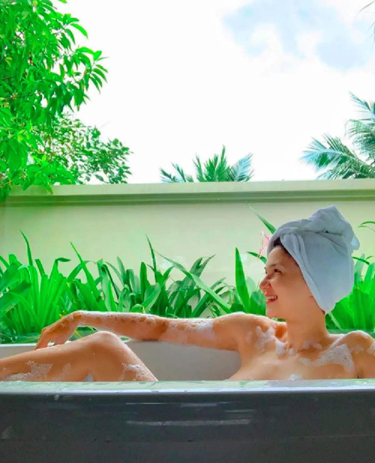 ทริปอวดความเซ็กซี่ “แอน สิเรียม” ควงสามี “เทดด์” ตะลุยเที่ยวเวียดนาม สุดแฮปปี้